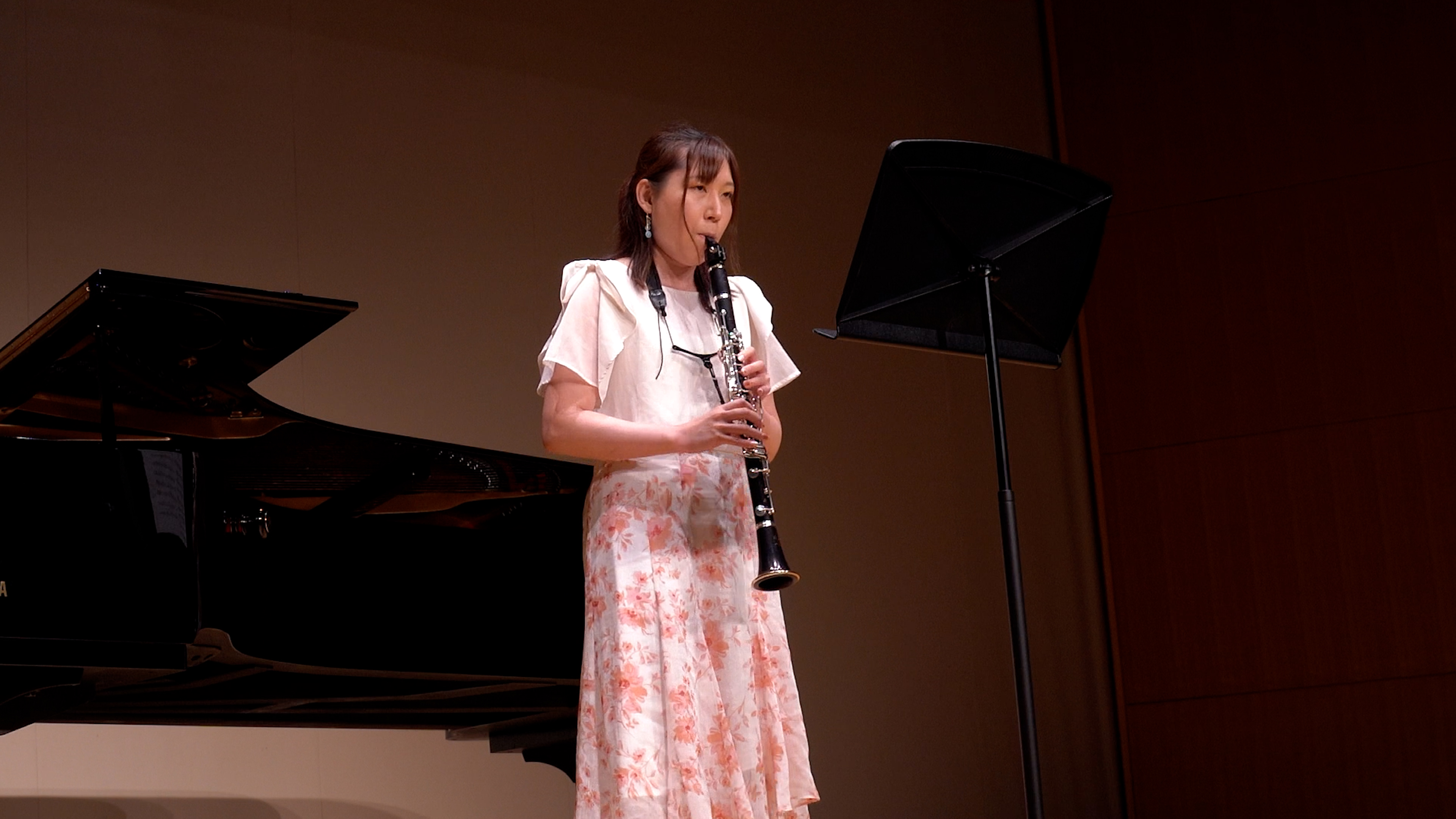 発表会でソロ演奏する生徒