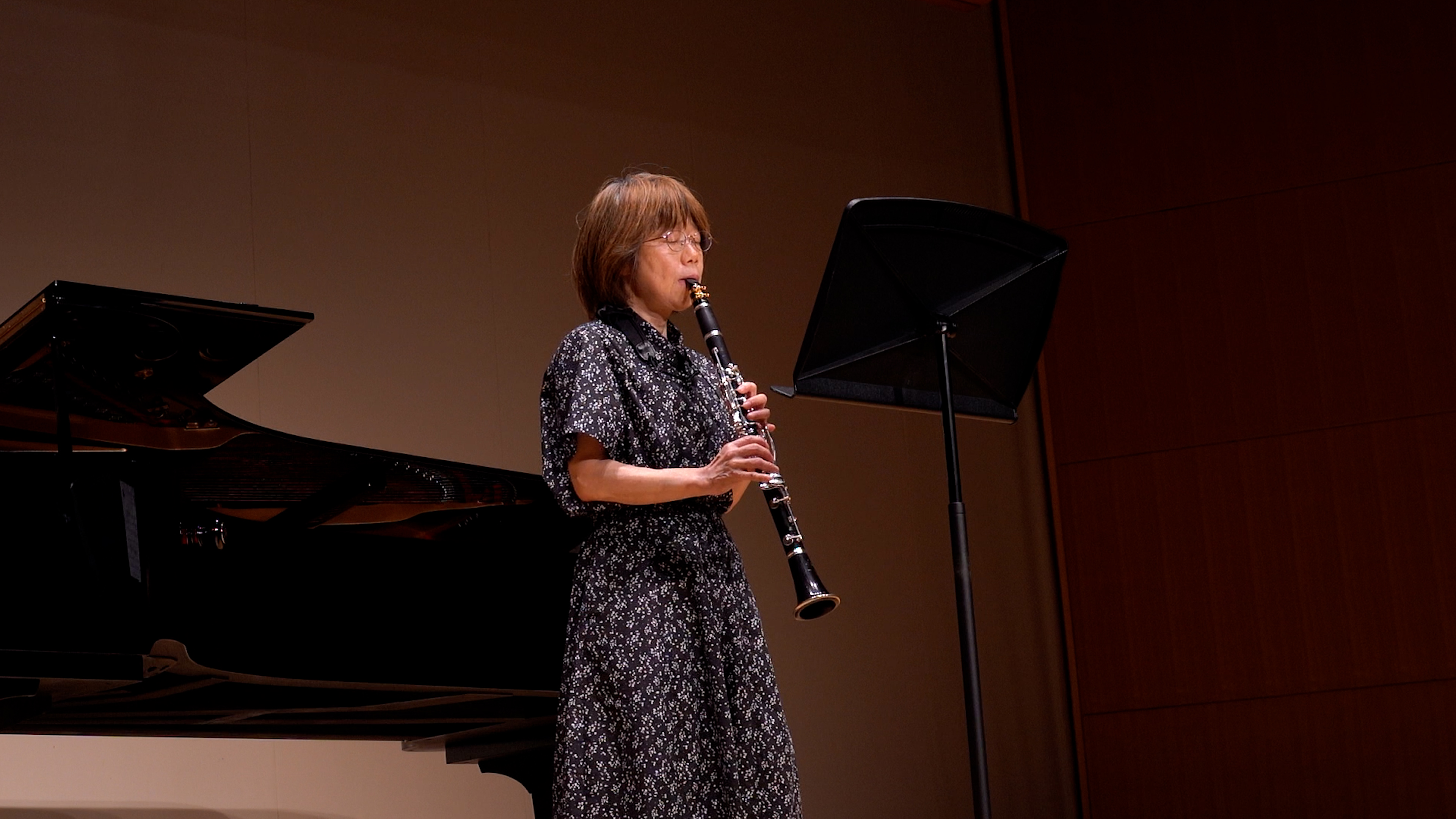 発表会でソロ演奏する生徒