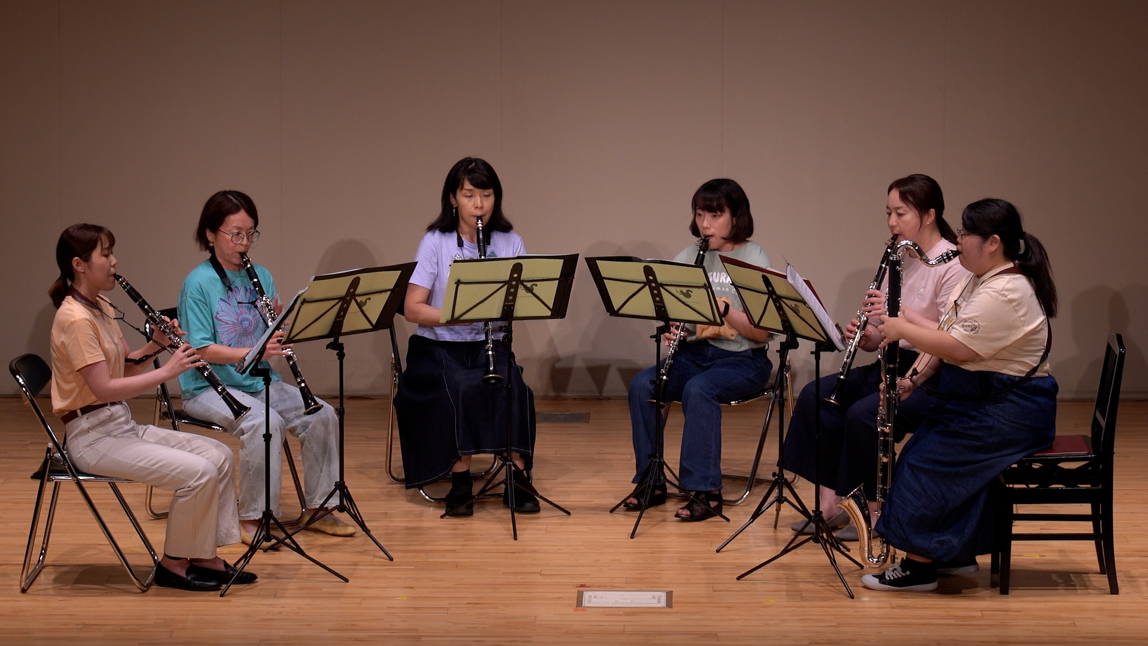 発表会で演奏する上級者アンサンブルのメンバー