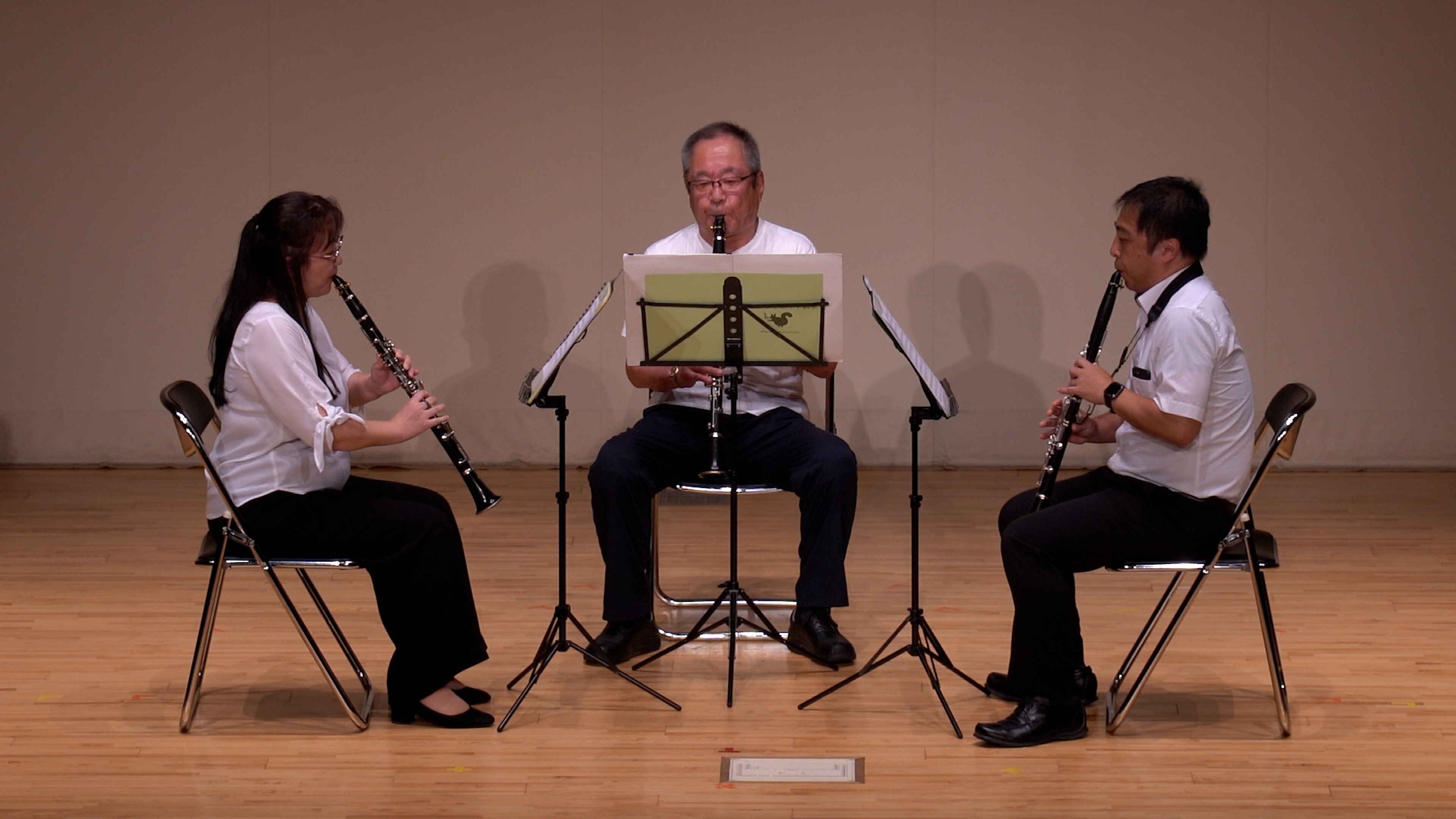 発表会で演奏する初級者アンサンブルのメンバー