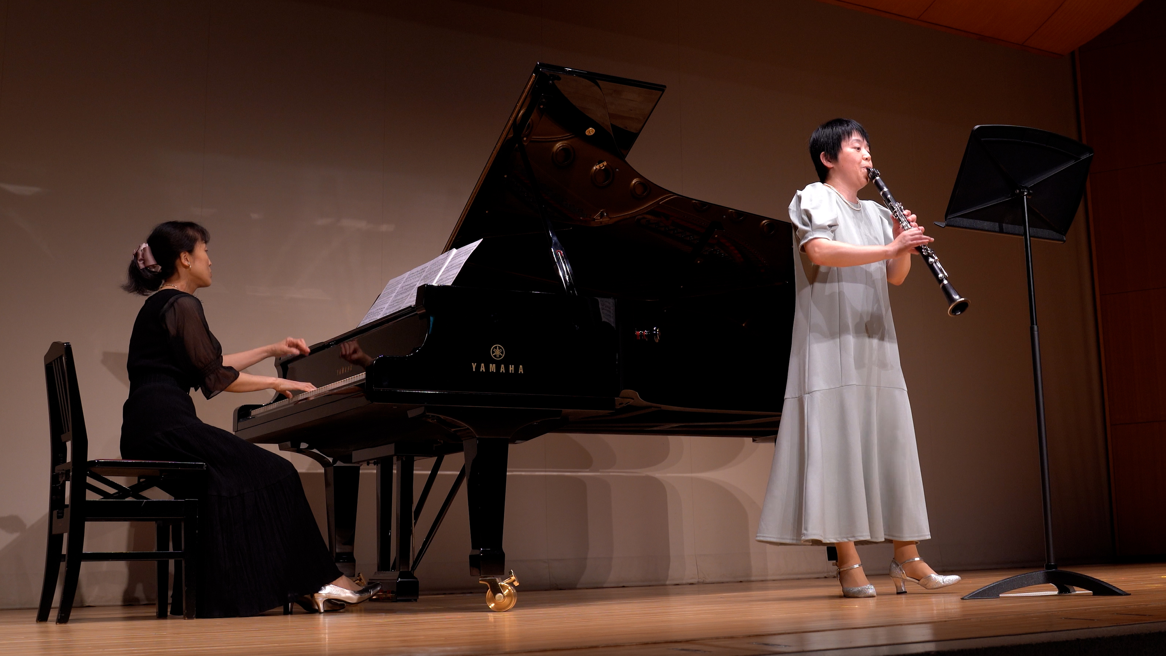 発表会でピアノと演奏する講師