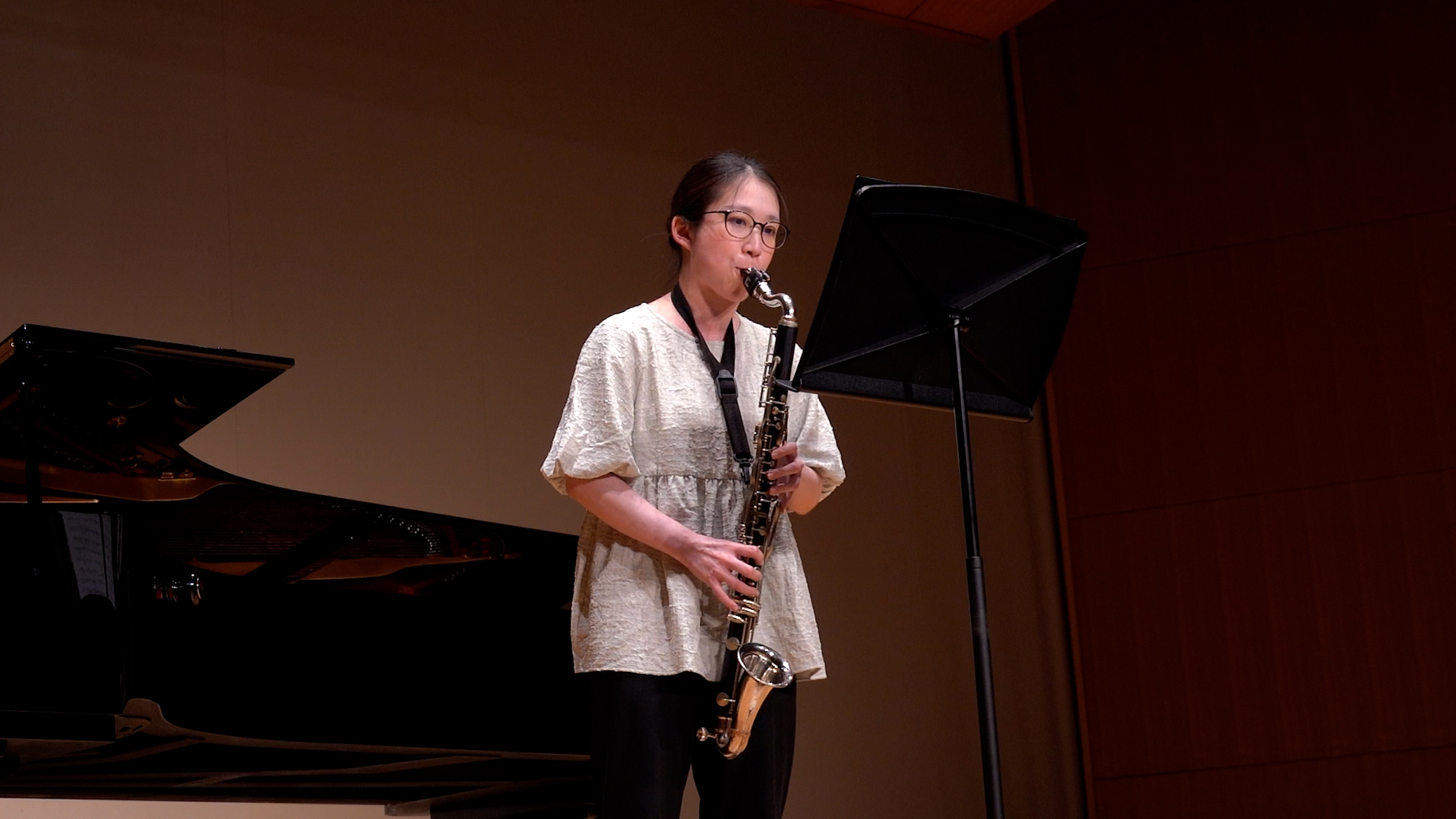 発表会で演奏する生徒