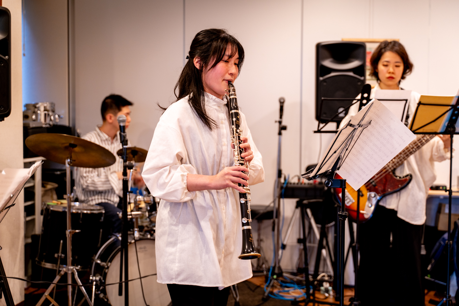 ライブ懇親会でドラム・ベース・ピアノのサポートメンバーと演奏する生徒