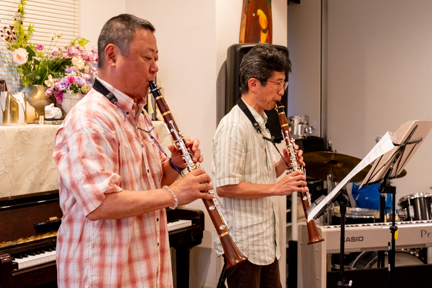 ライブ懇親会で演奏するThe Clarinet Chapsのお二人