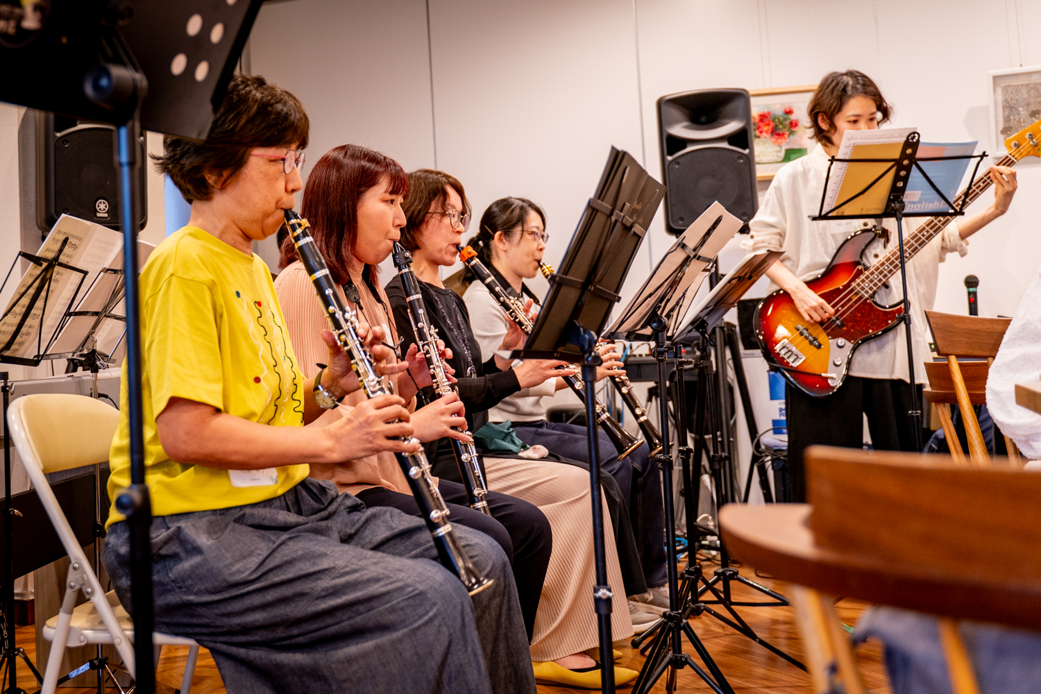 ライブ懇親会で演奏するバンドアンサンブルのメンバー
