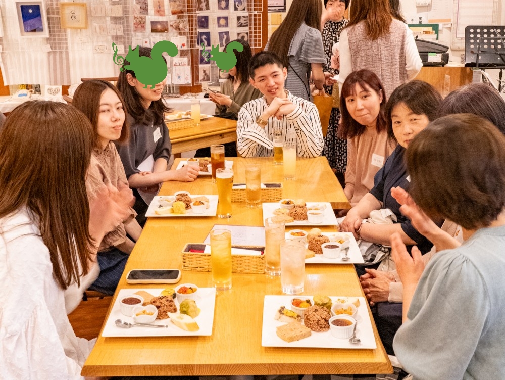 楽しくおしゃべりするライブ懇親会の参加者