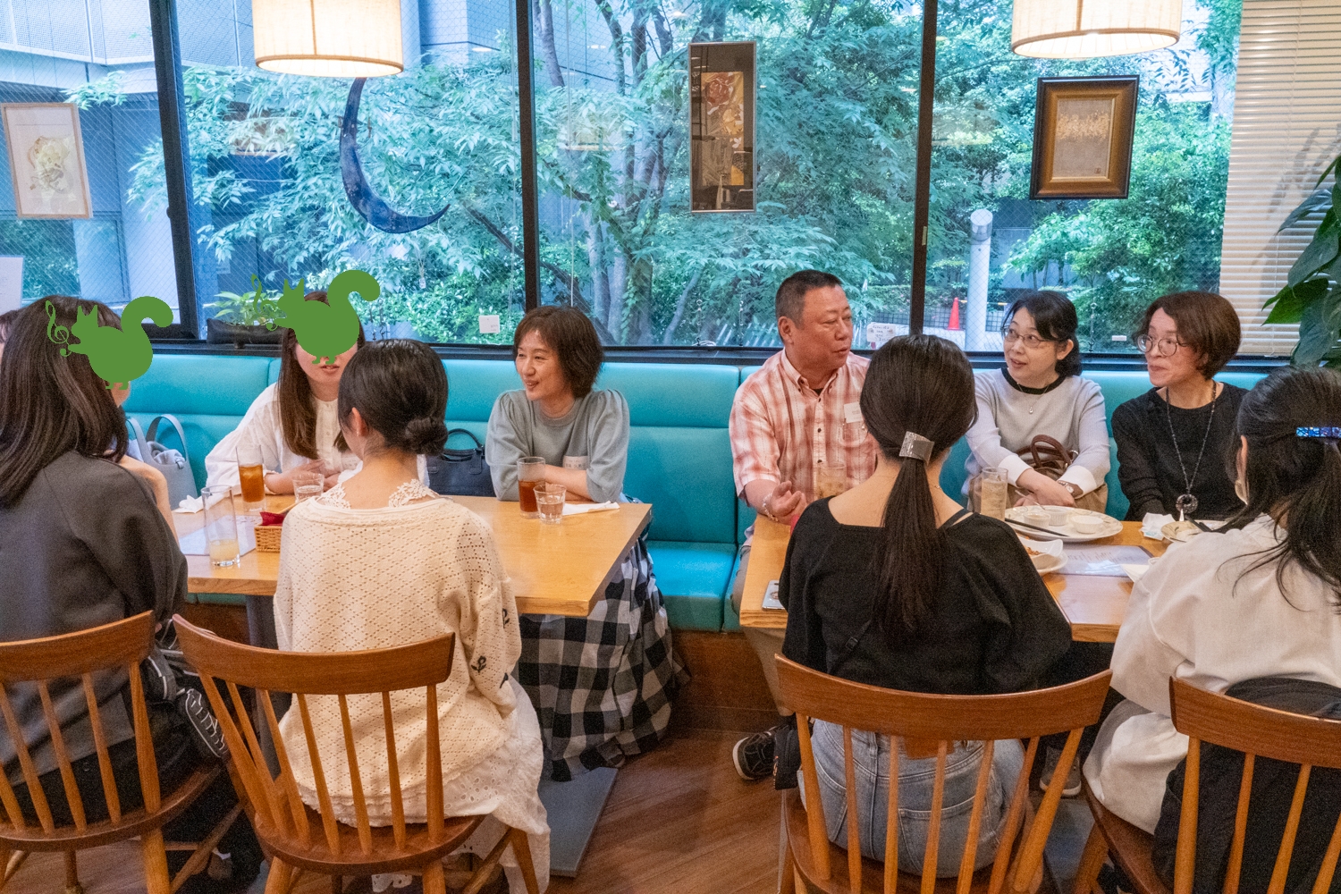 それぞれのテーブルで盛り上がるライブ懇親会参加者