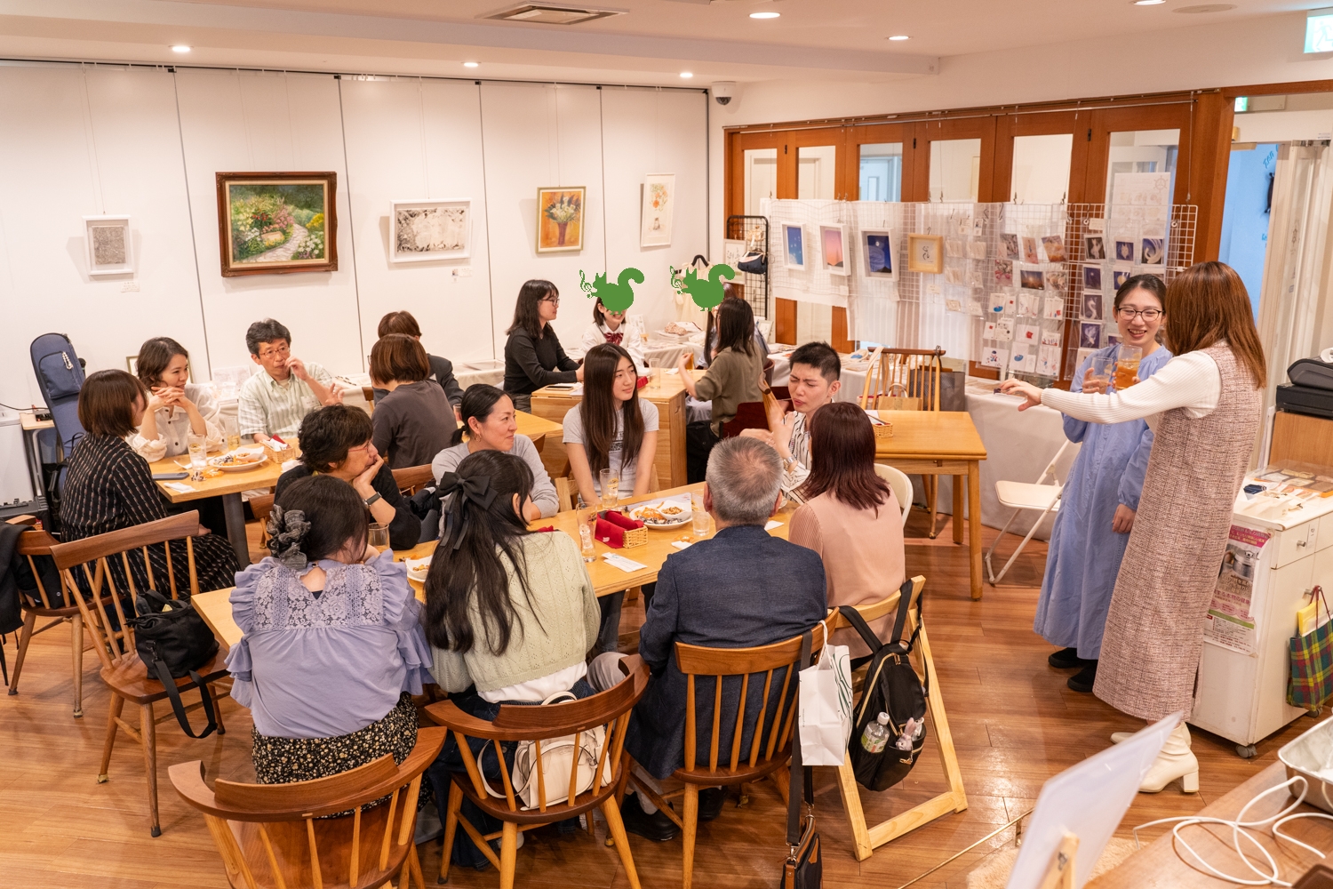 ライブ懇親会を楽しむ参加者達