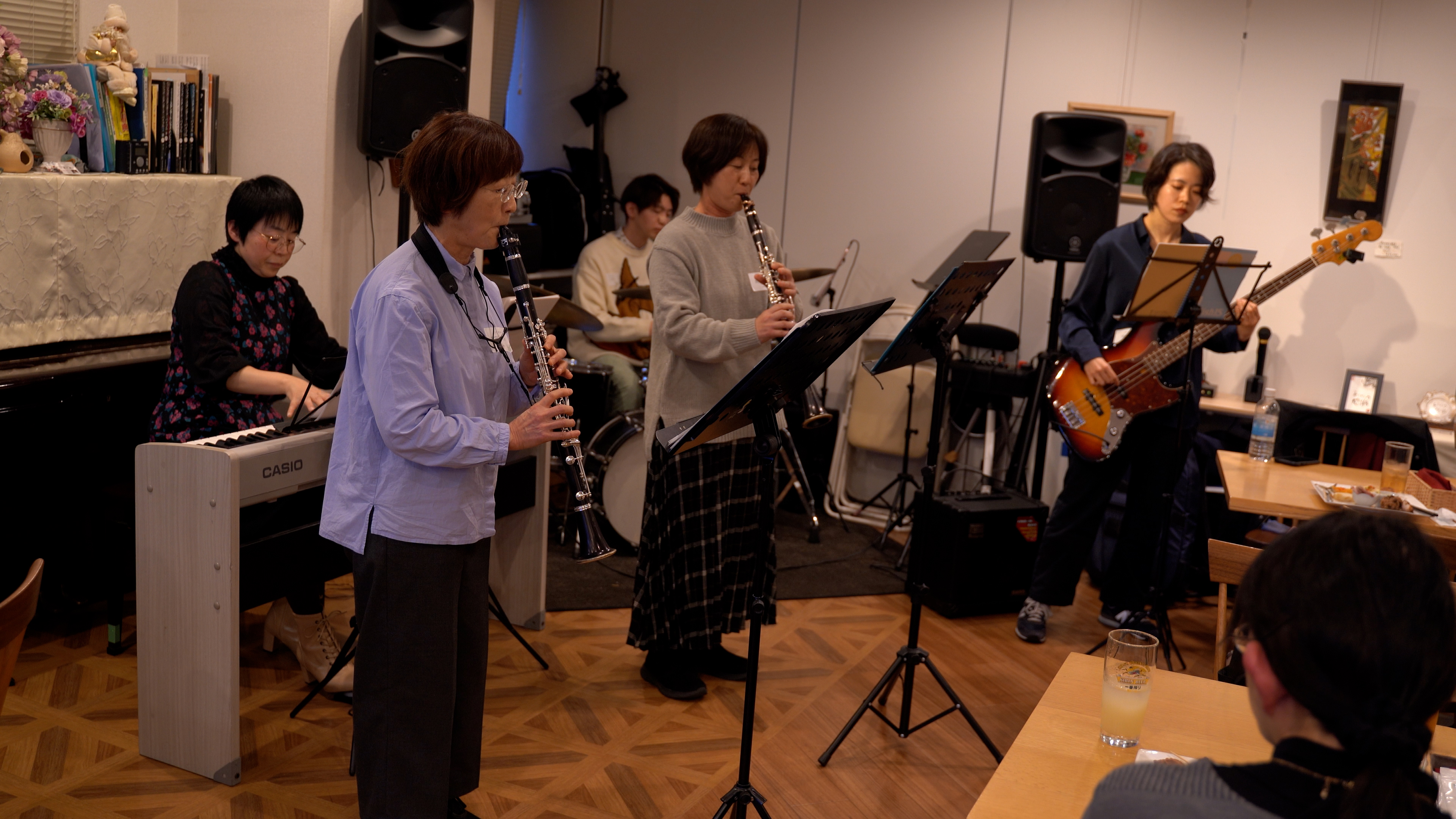 ライブ懇親会で演奏する生徒達