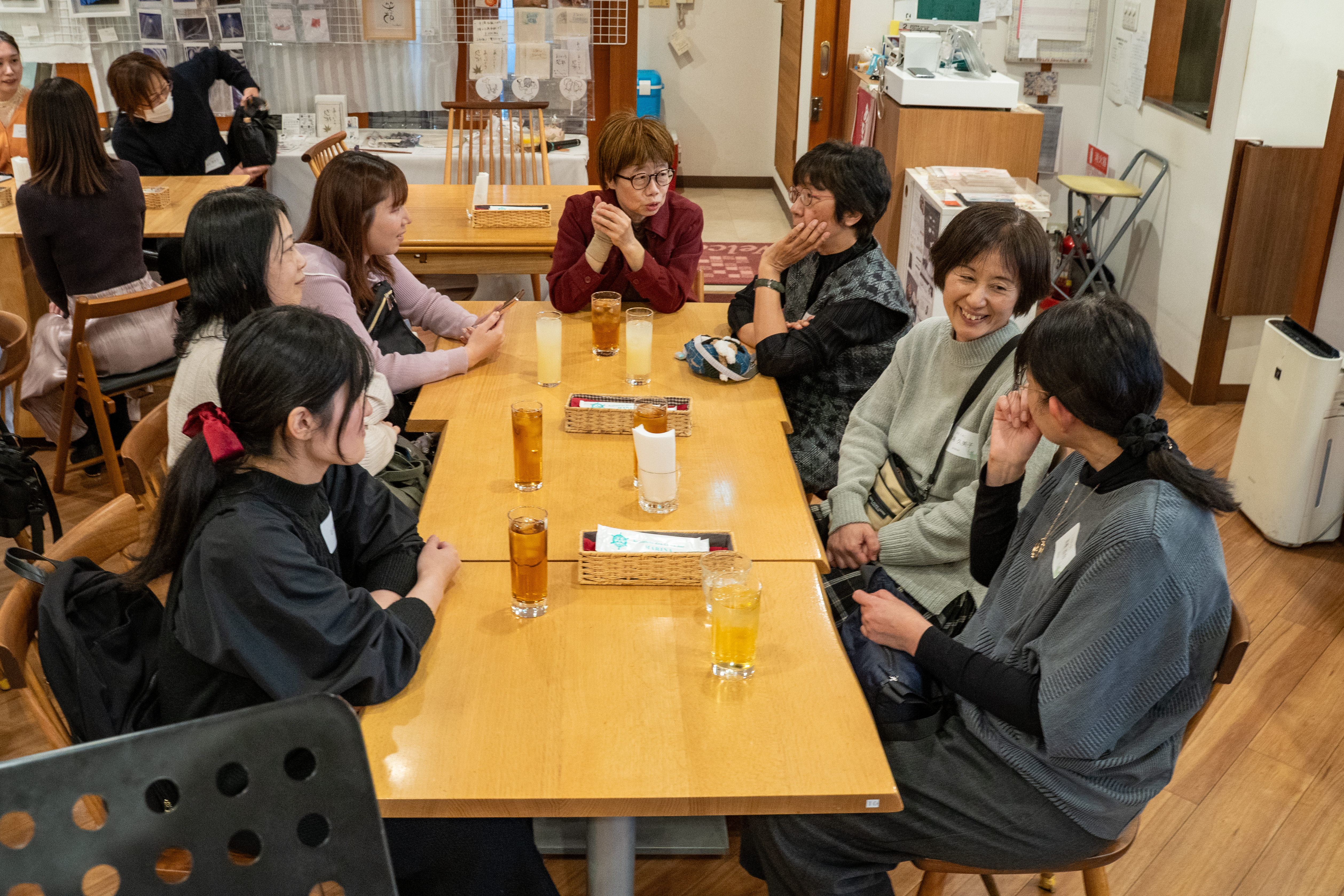 ライブ懇親会開宴まで参加者とおしゃべりする出演者