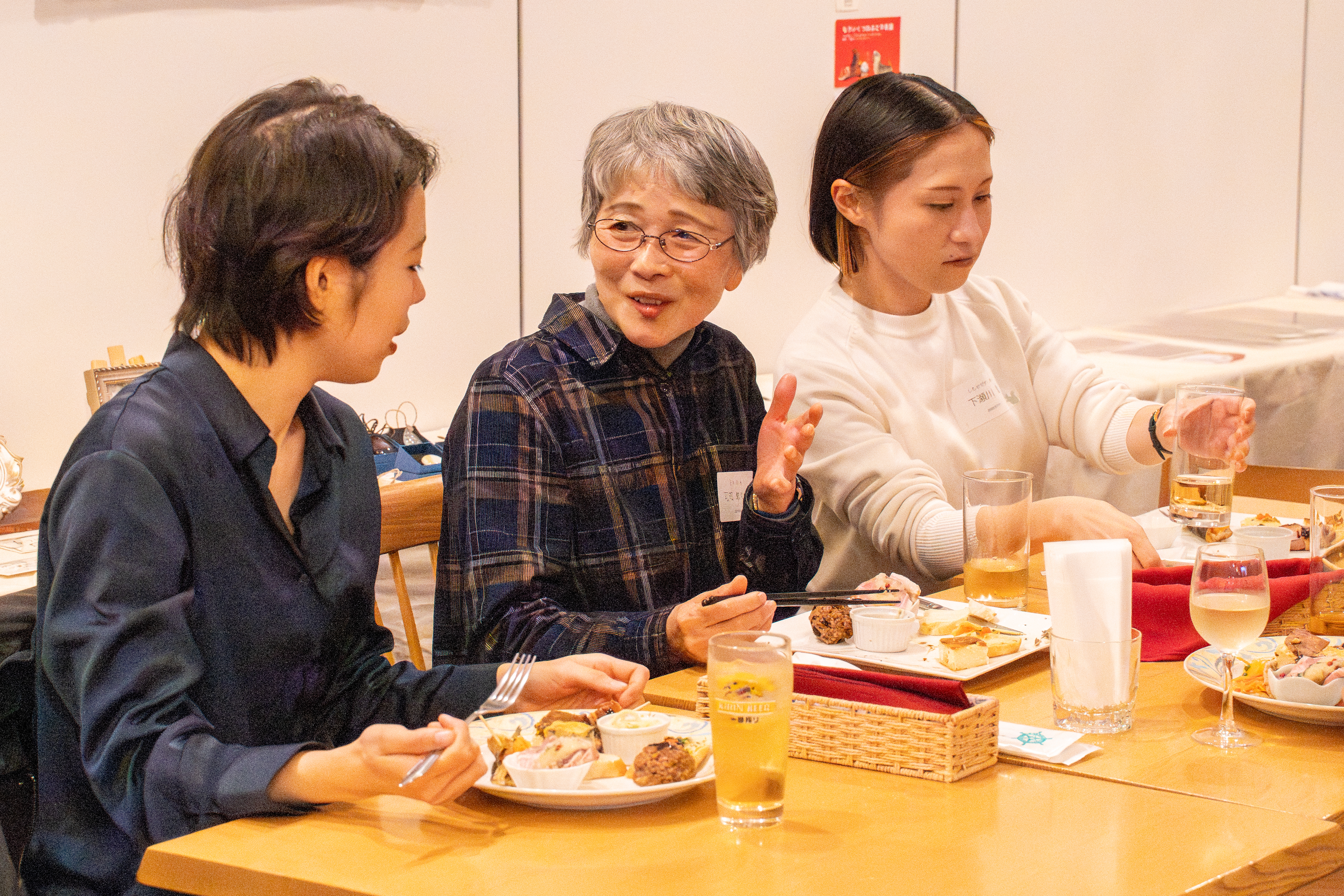 ライブ懇親会で楽しそうに話をする参加者