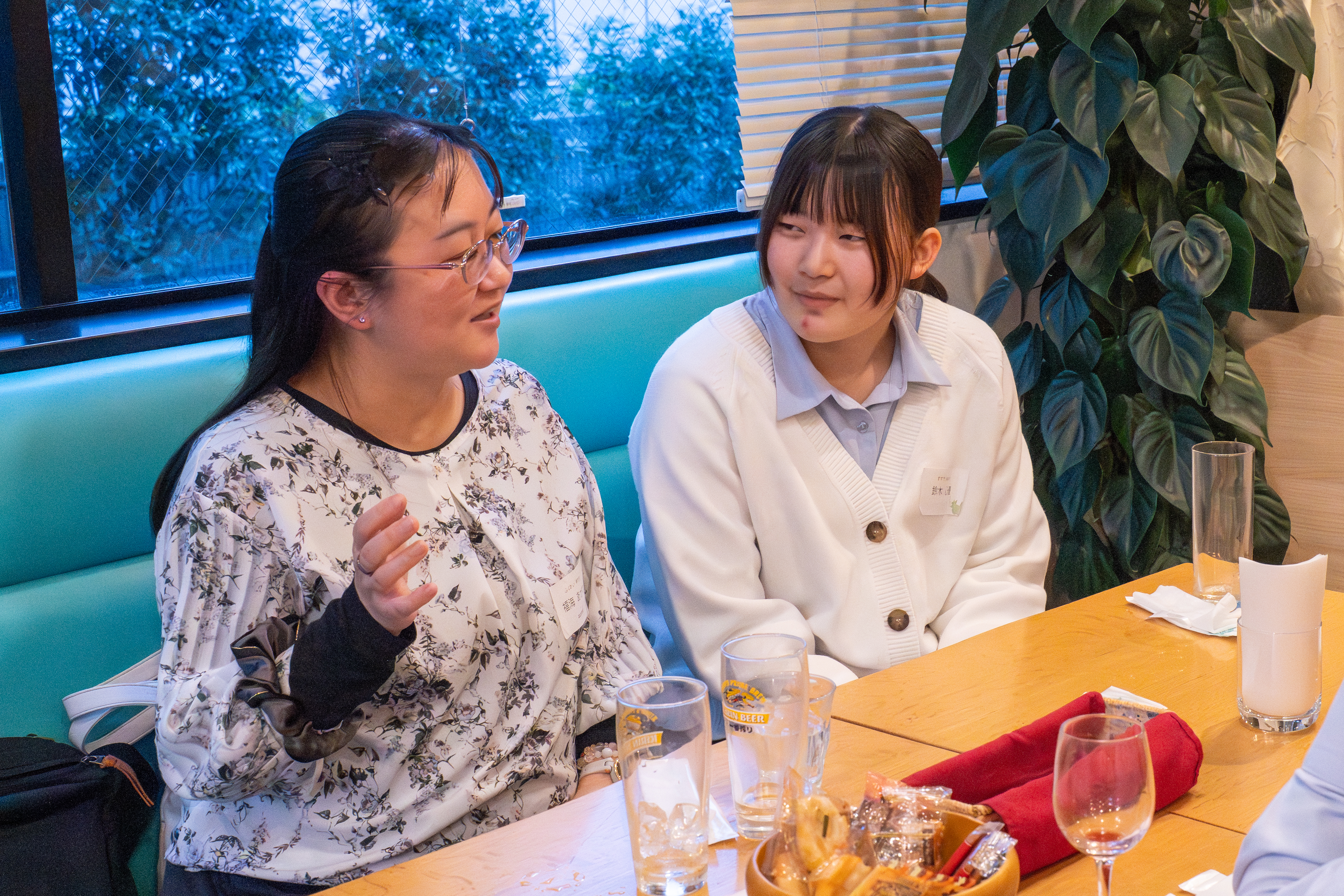 ライブ懇親会で楽しそうに話をする参加者