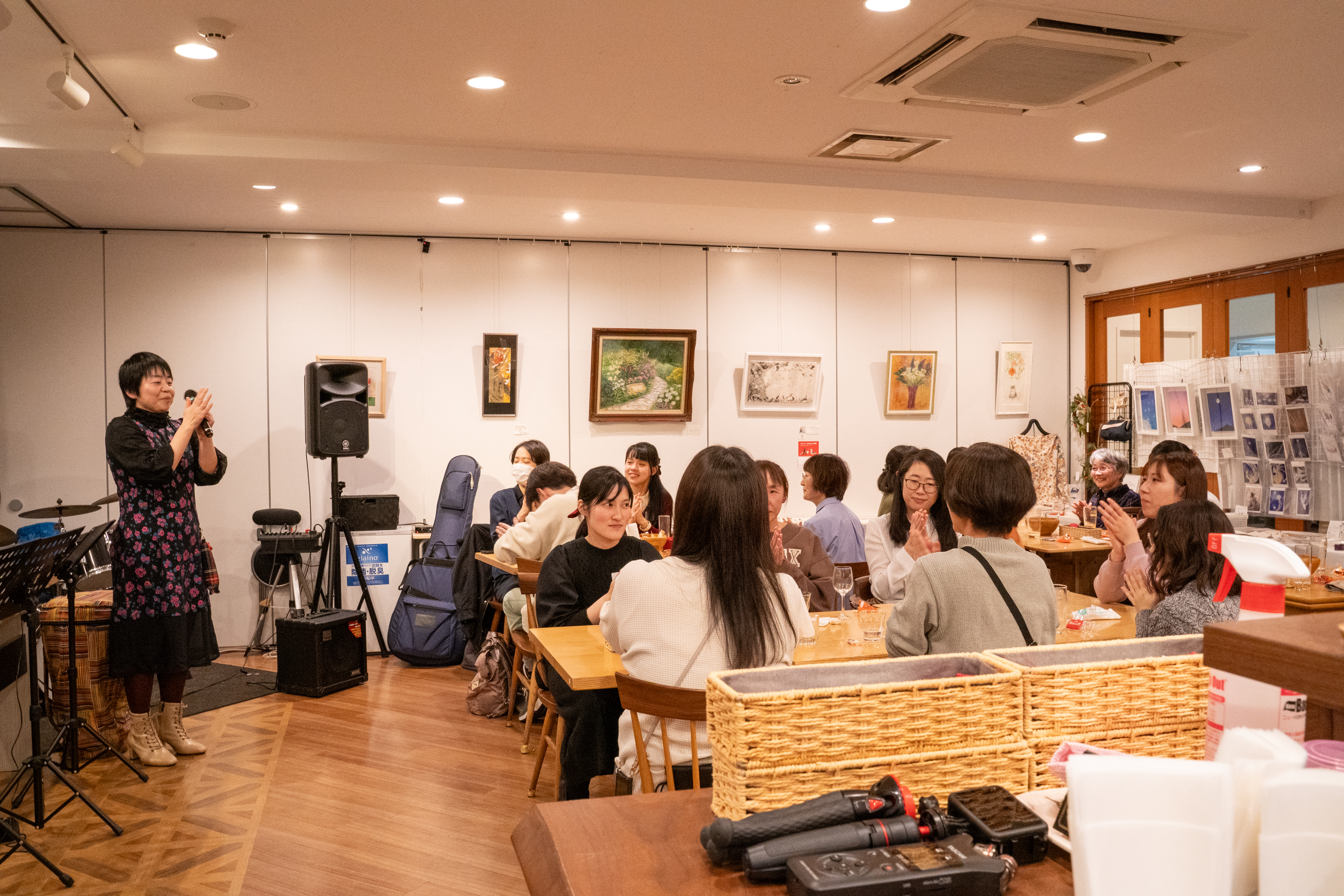 一丁締めをするライブ懇親会参加者