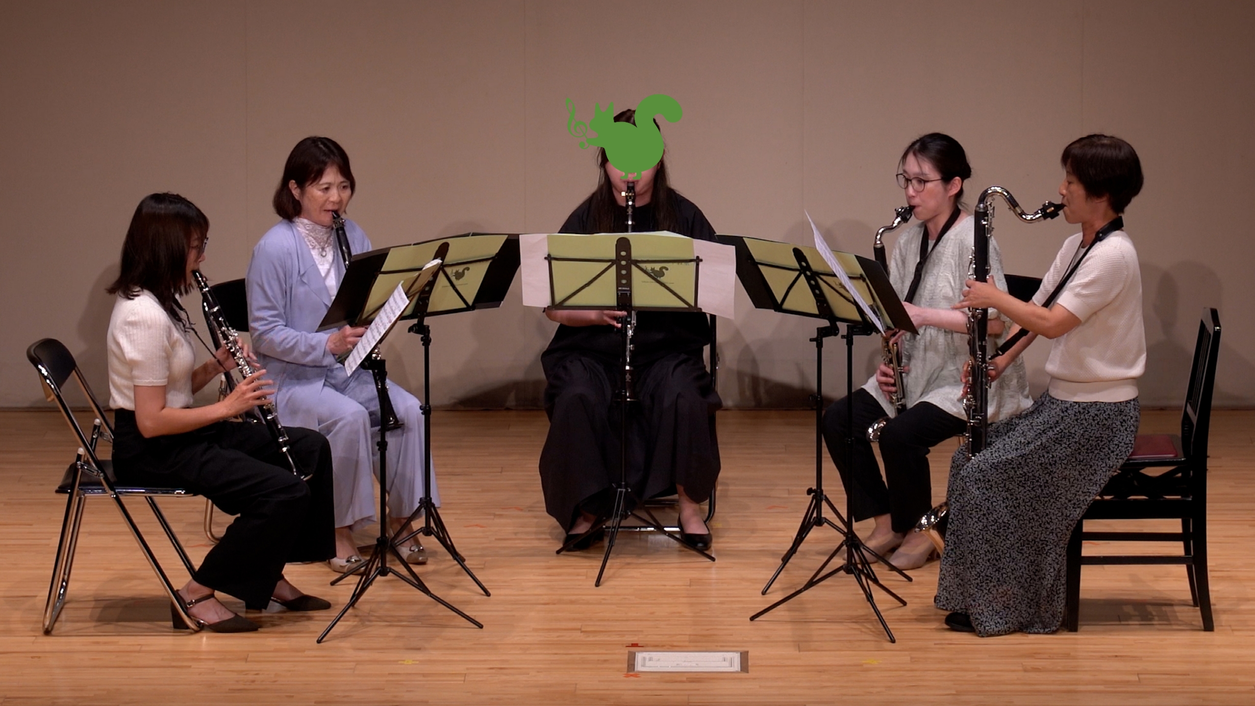 発表会で演奏するチームくらげのメンバー