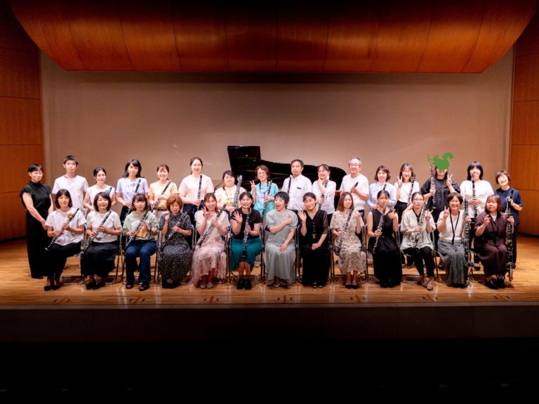 笑顔でポーズを決める発表会出演者達