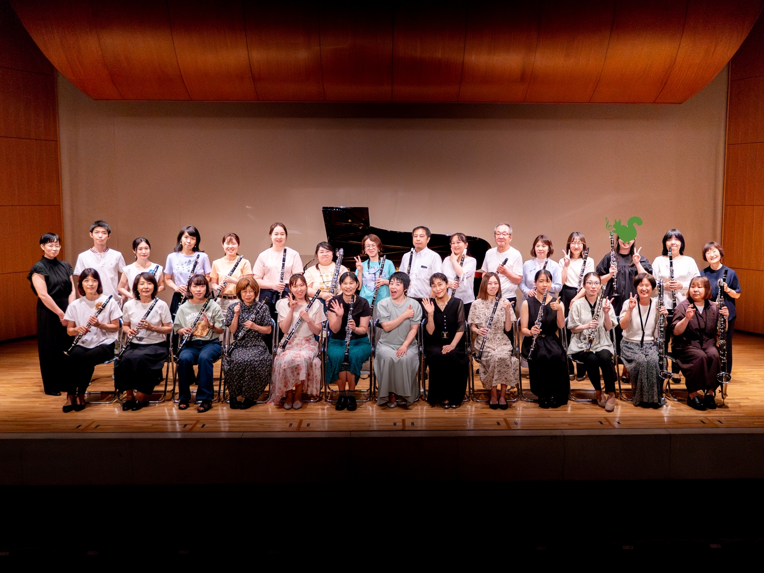 笑顔でポーズを決める発表会出演者達