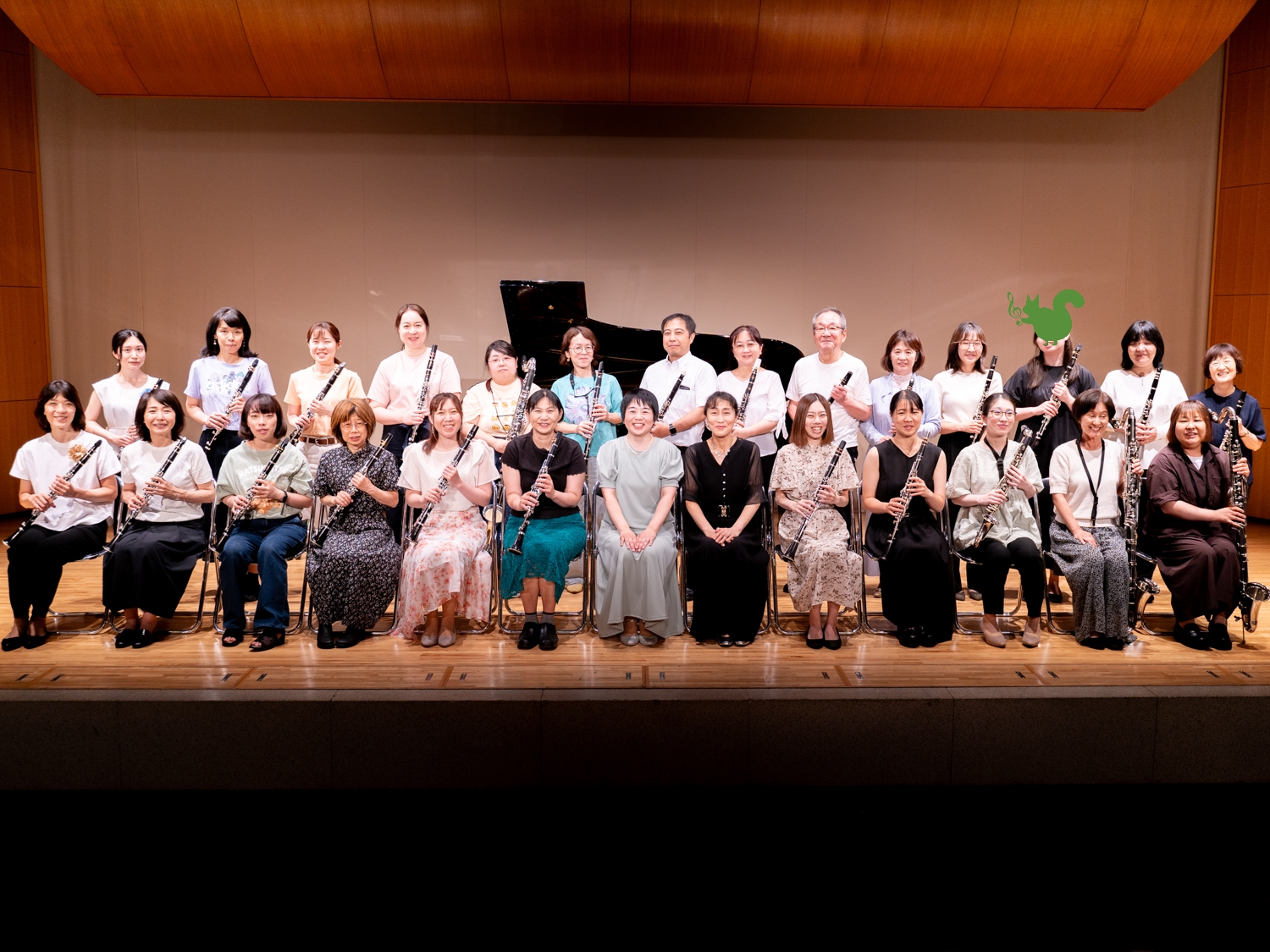 笑顔で発表会の集合写真に収まる出演者達