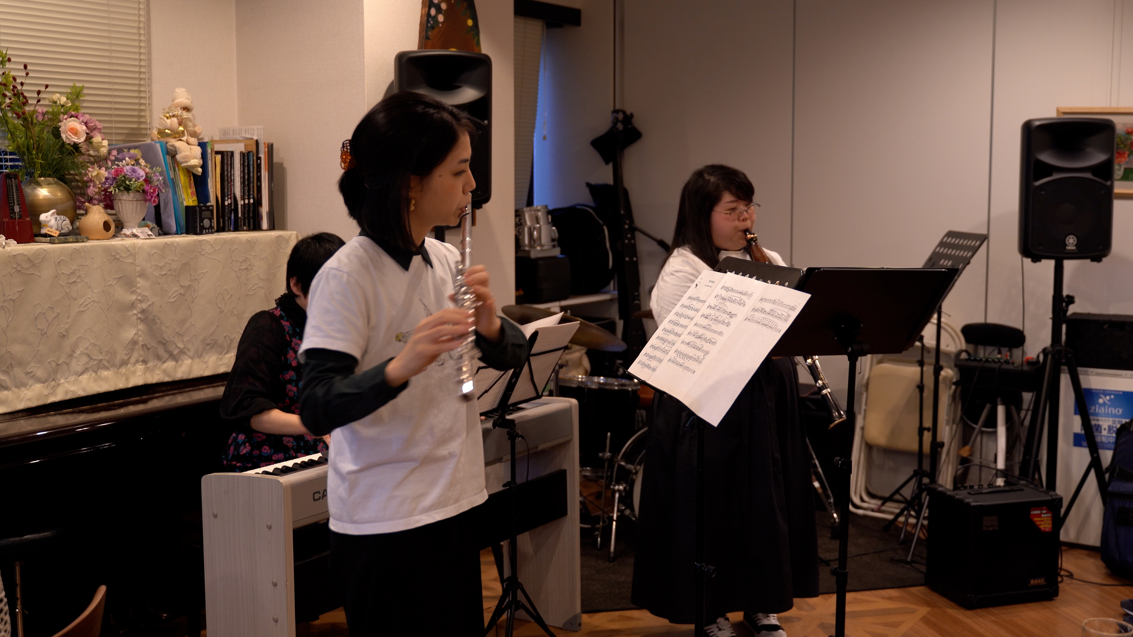 ライブ懇親会で演奏する生徒と楽団のお友達