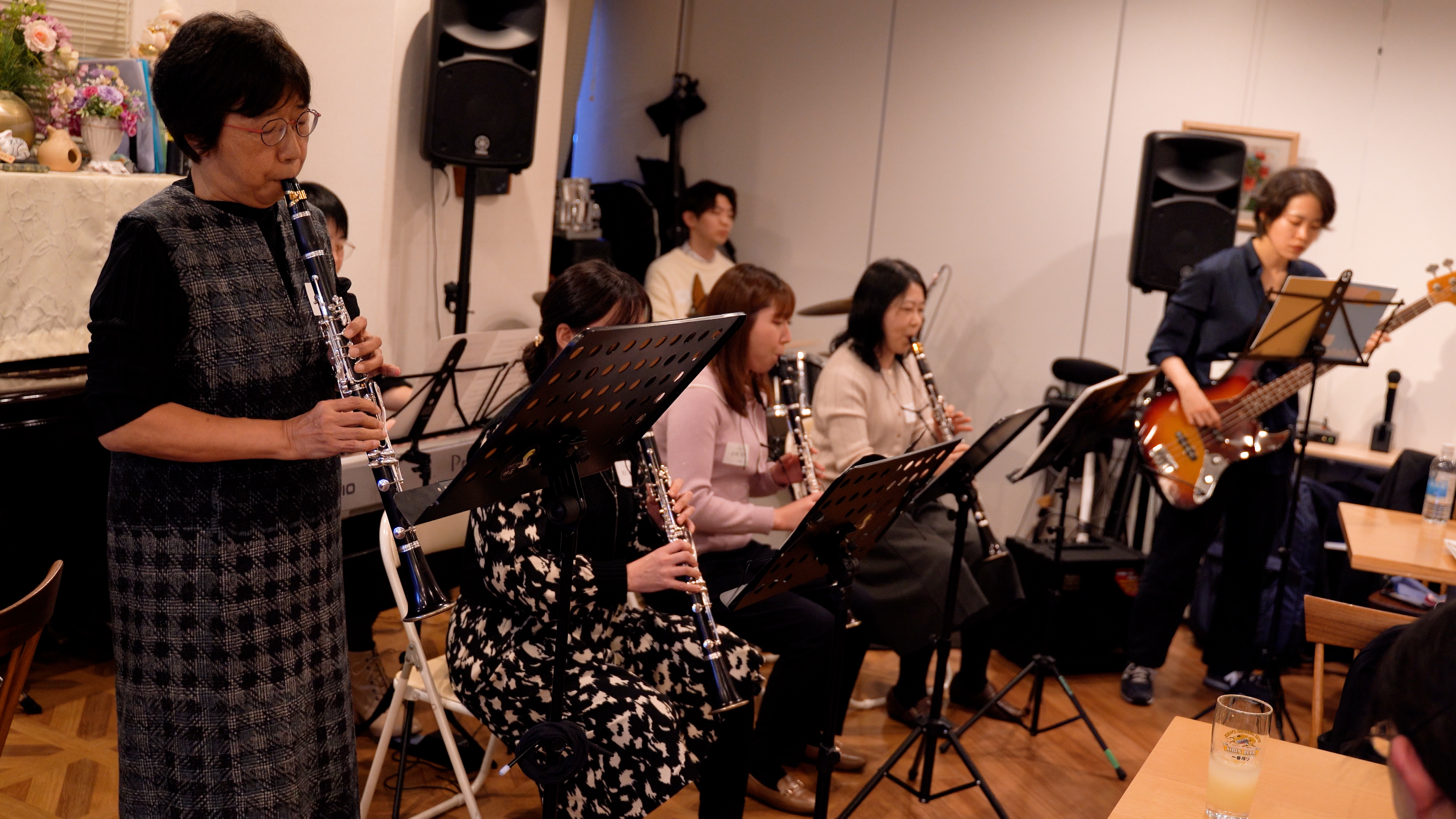 ライブ懇親会で演奏するバンドアンサンブルのメンバー