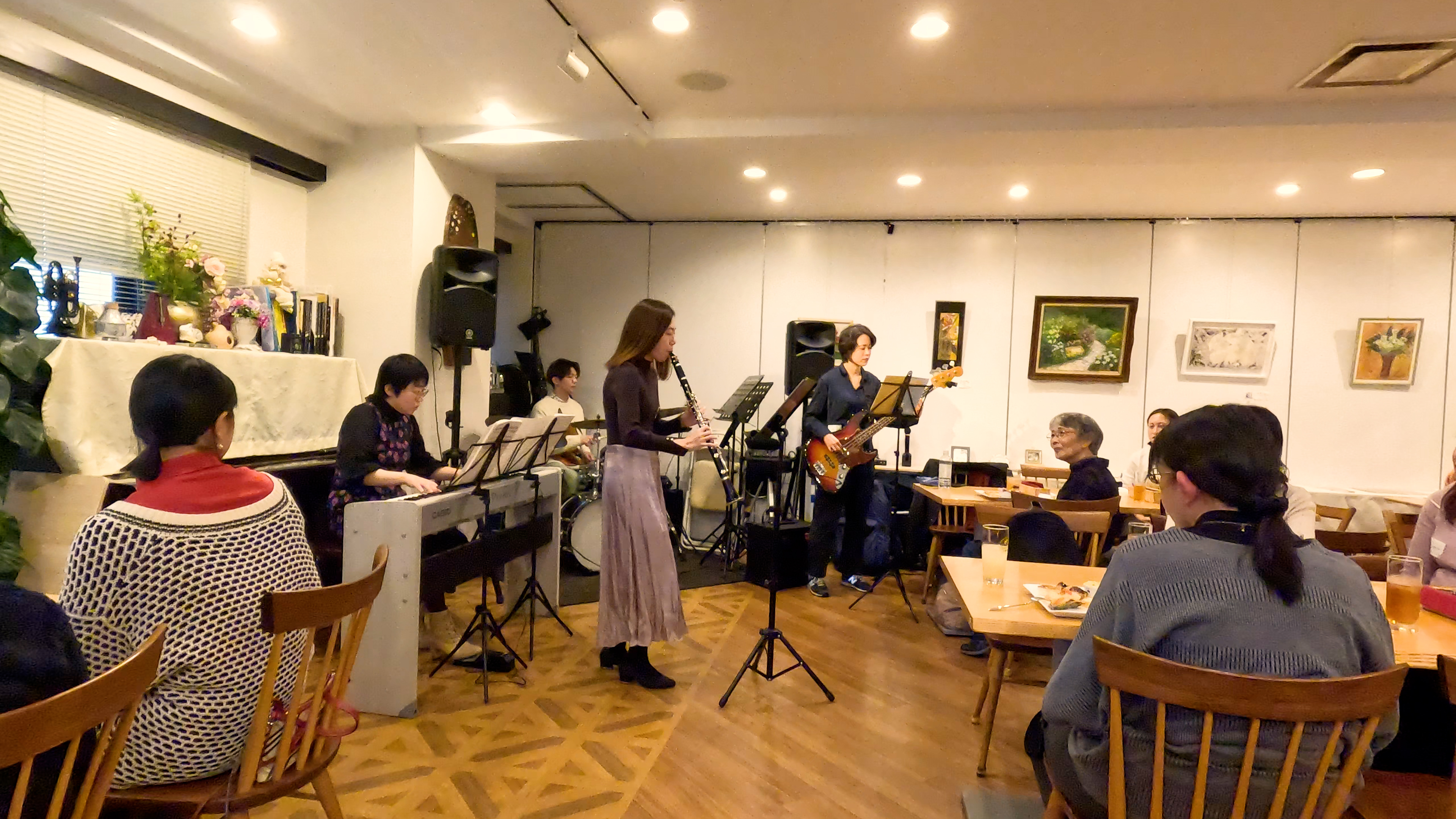 ライブ懇親会で演奏する生徒