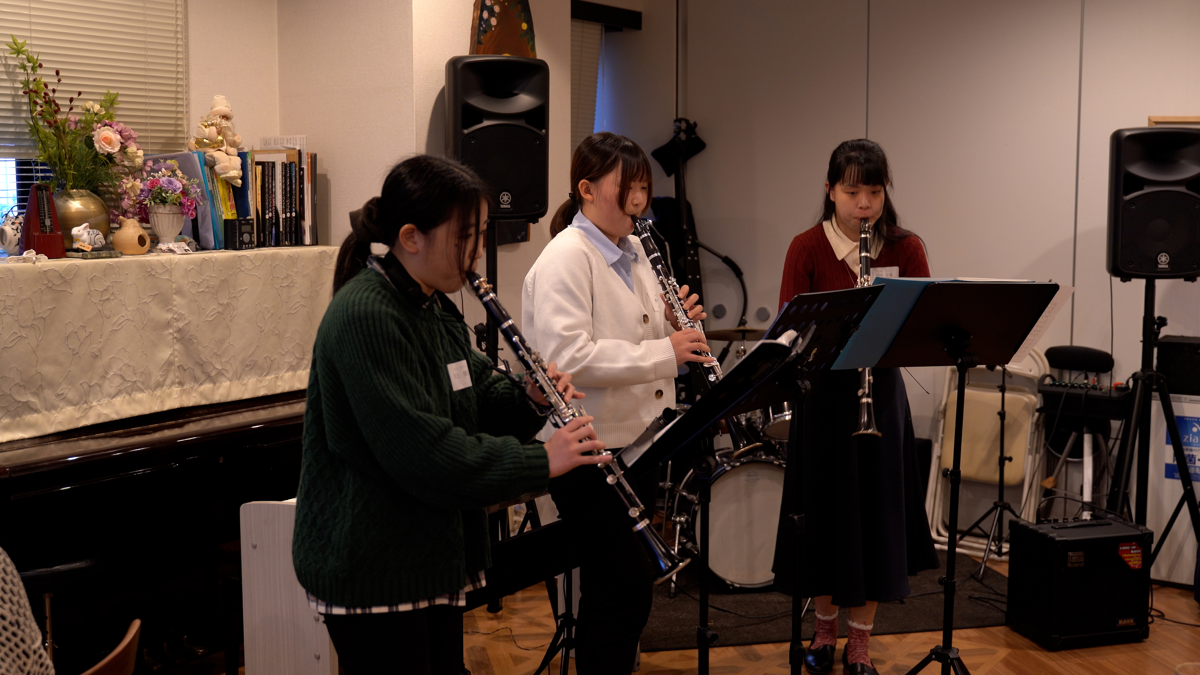 ライブ懇親会で演奏する大学生3人組