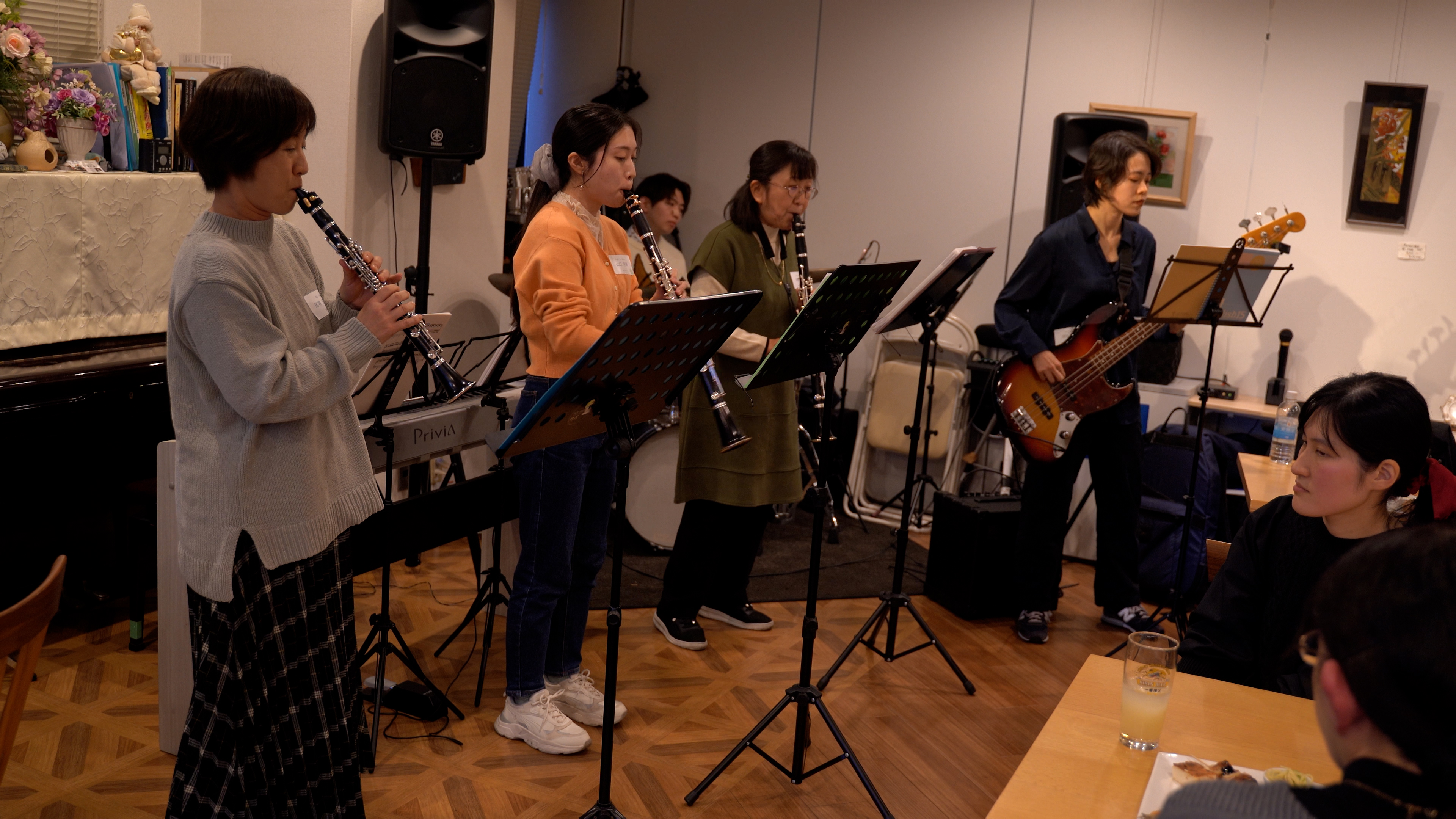 ライブ懇親会で演奏するカルガモンドのメンバー