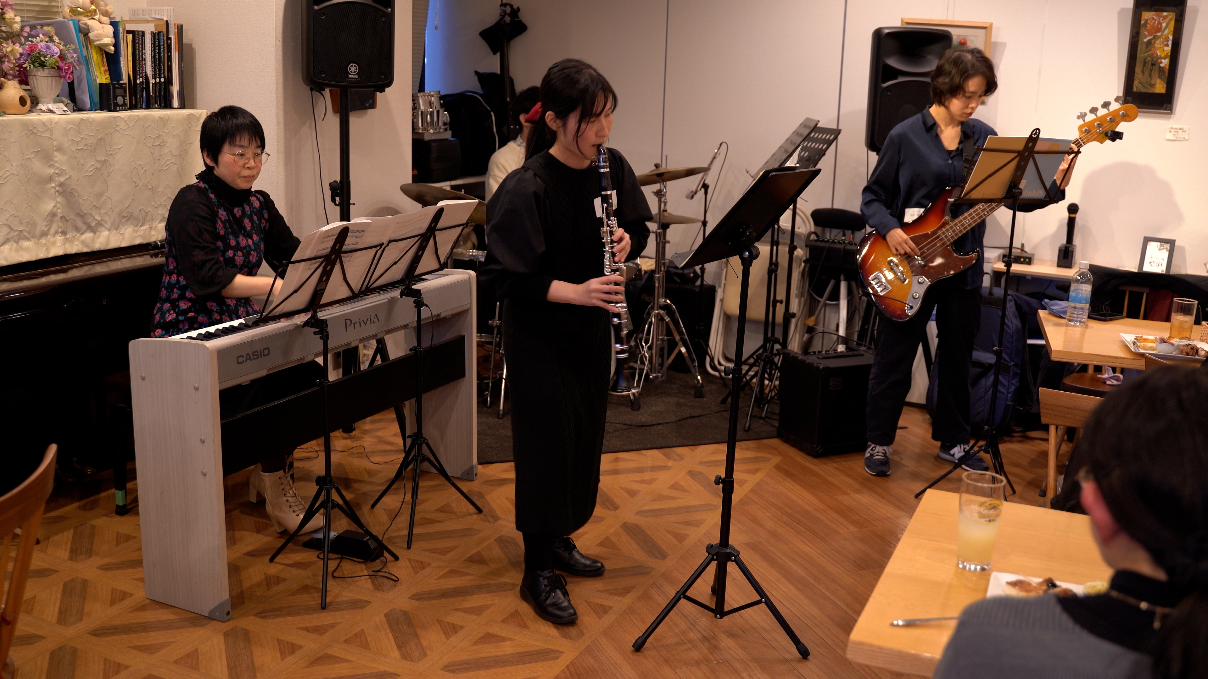ライブ懇親会で演奏する生徒