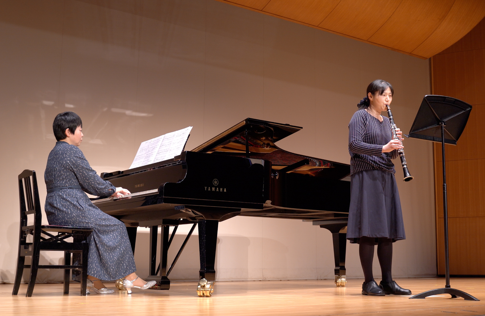 発表会でソロ演奏する生徒