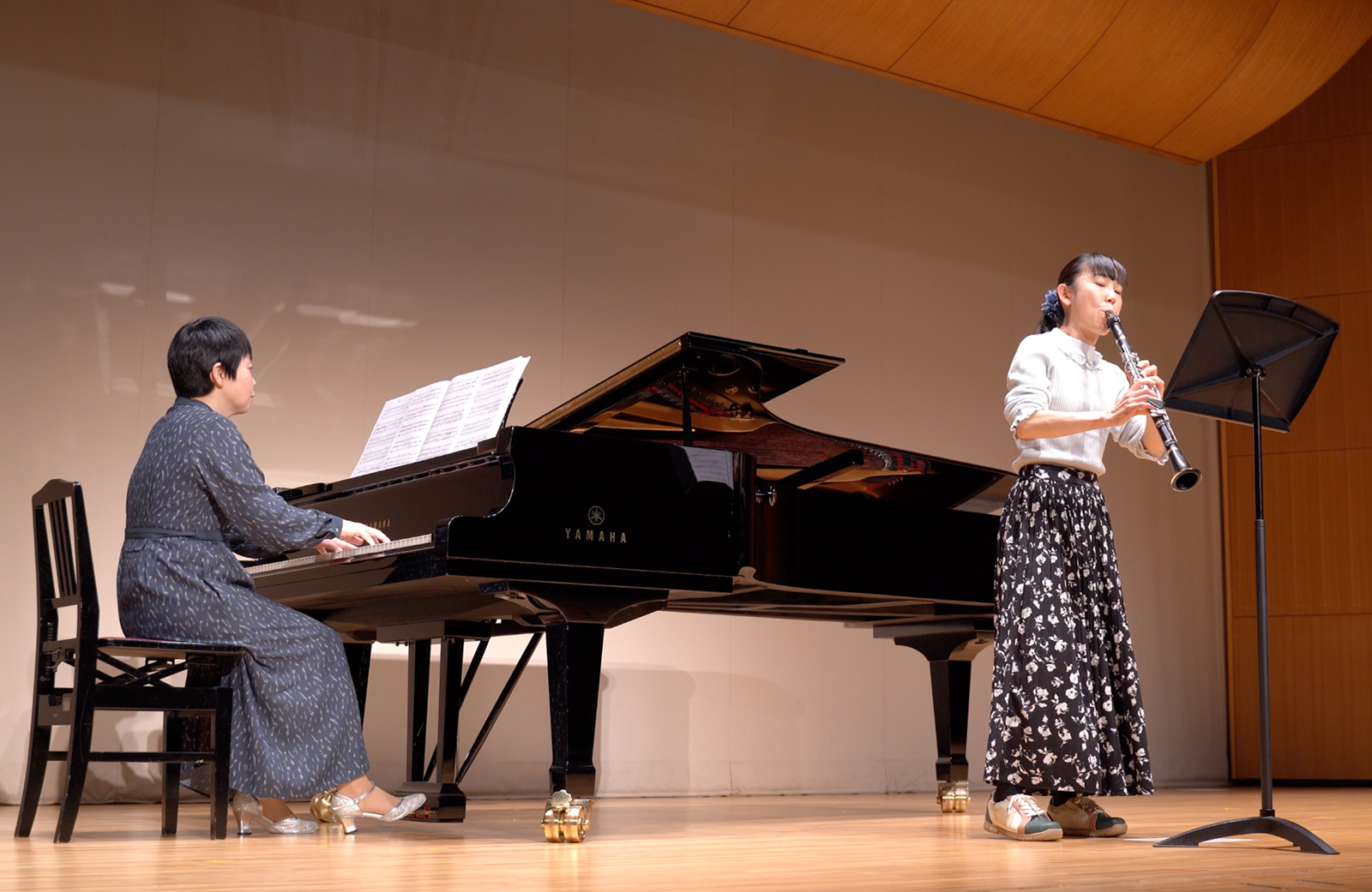 発表会でソロ演奏する生徒