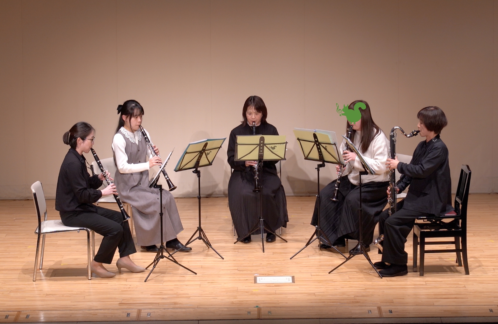 発表会で演奏する中級者アンサンブル・チームくらげのメンバー