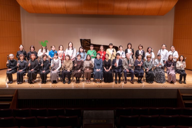 発表会の記念撮影で笑顔の出演者達