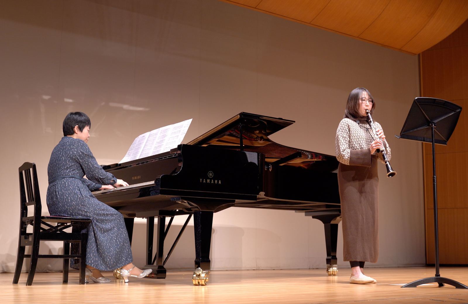 発表会でソロ演奏する生徒