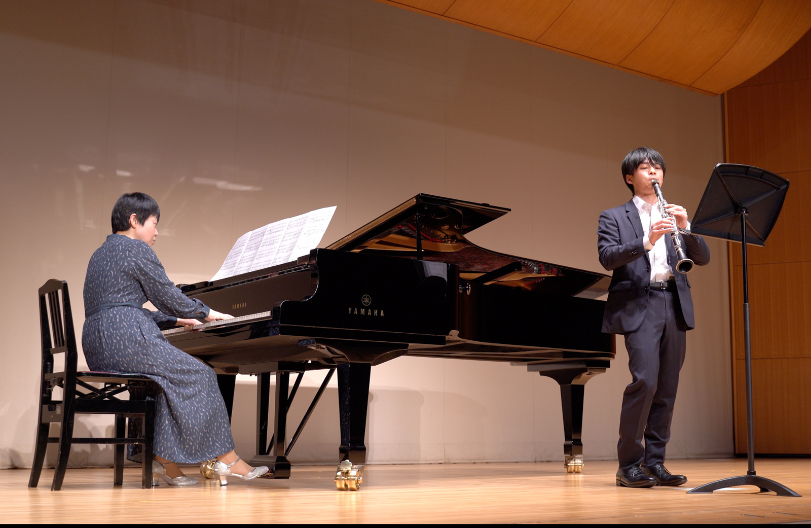 発表会でソロ演奏する生徒