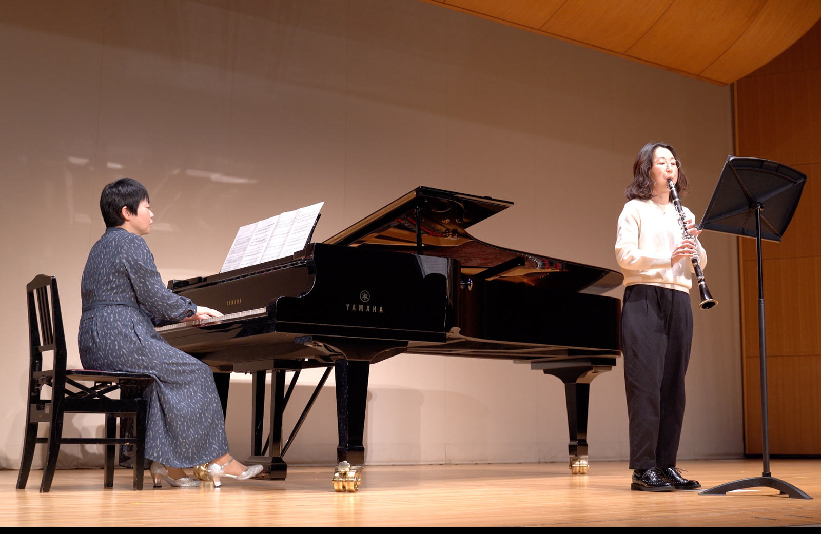 発表会でソロ演奏する生徒