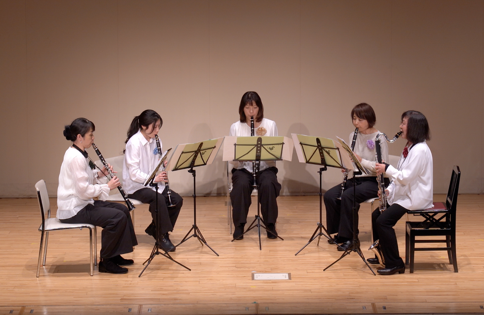 発表会で演奏する中級者アンサンブル・チームかるがものメンバー