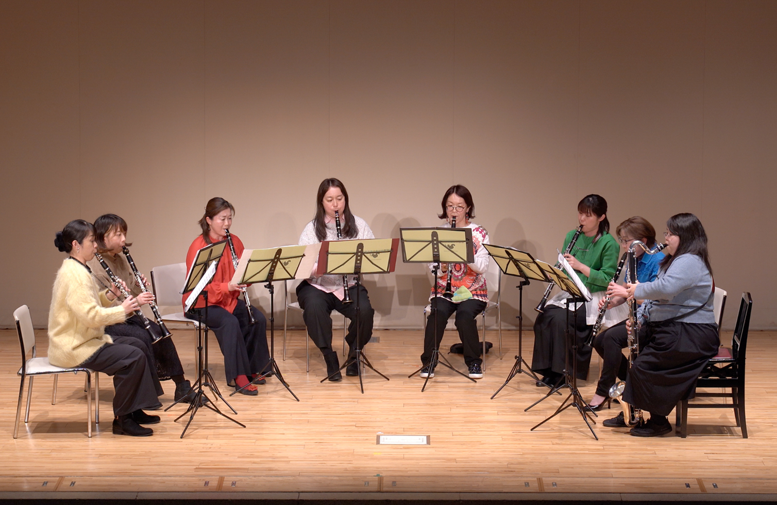 発表会で演奏する上級者アンサンブルのメンバー