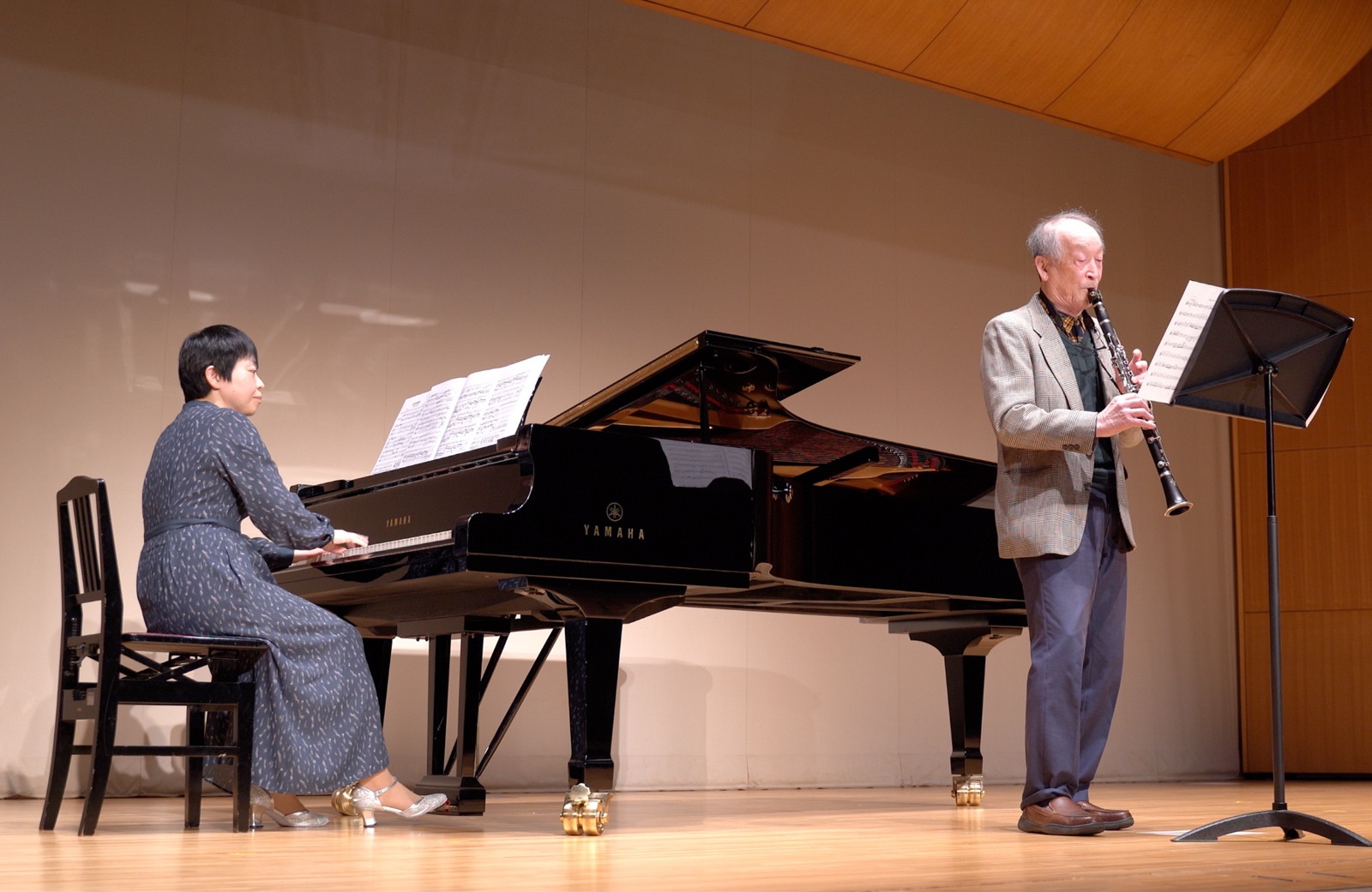 発表会でソロ演奏する生徒