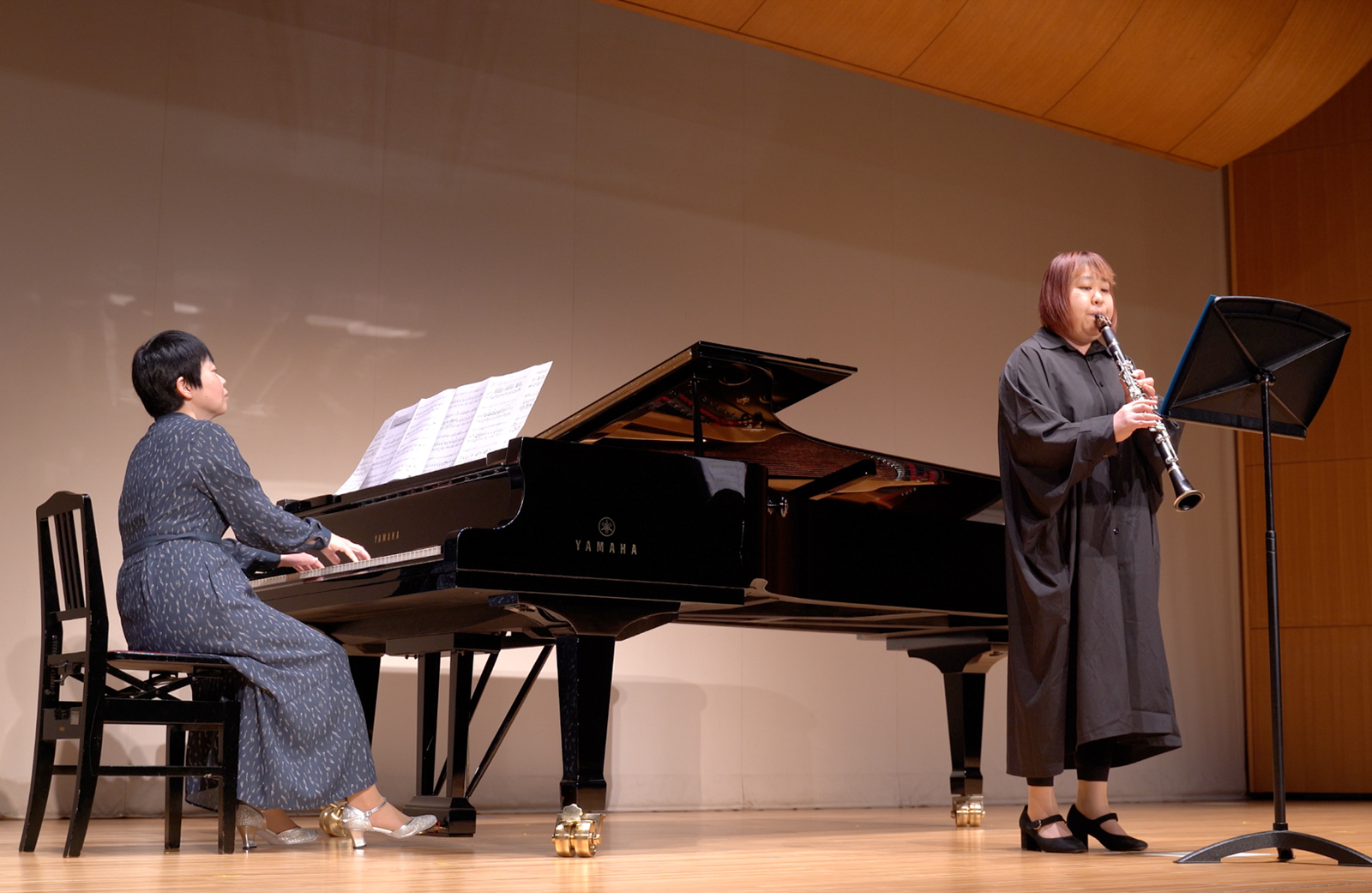 発表会でソロ演奏する生徒