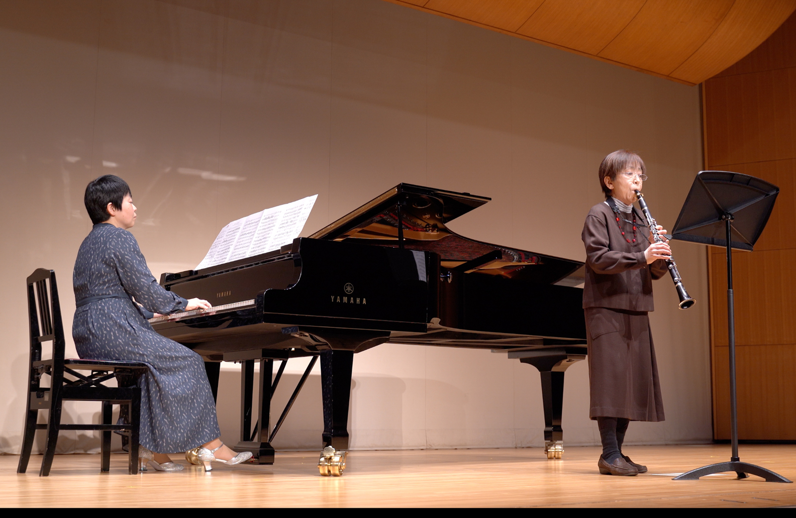 発表会でソロ演奏する生徒