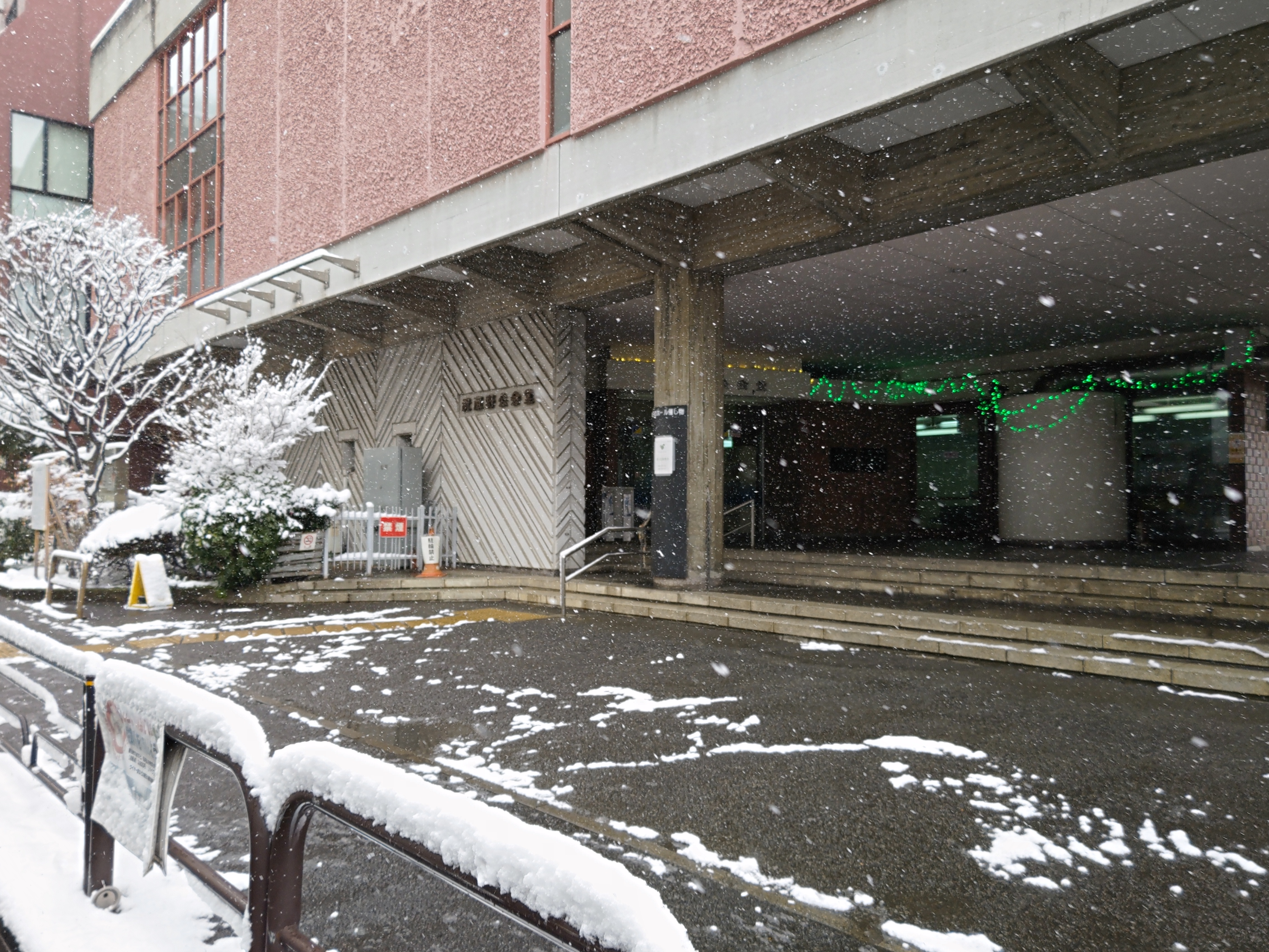 雪の降るホール外観