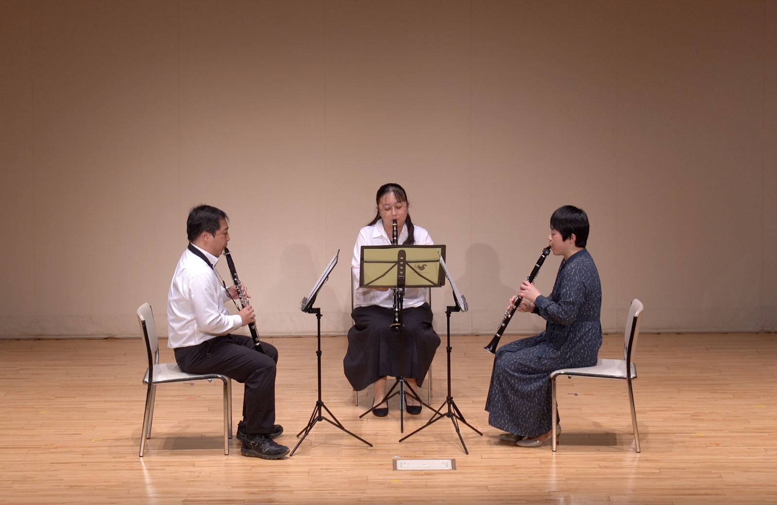 発表会で演奏する初級者アンサンブルのメンバー