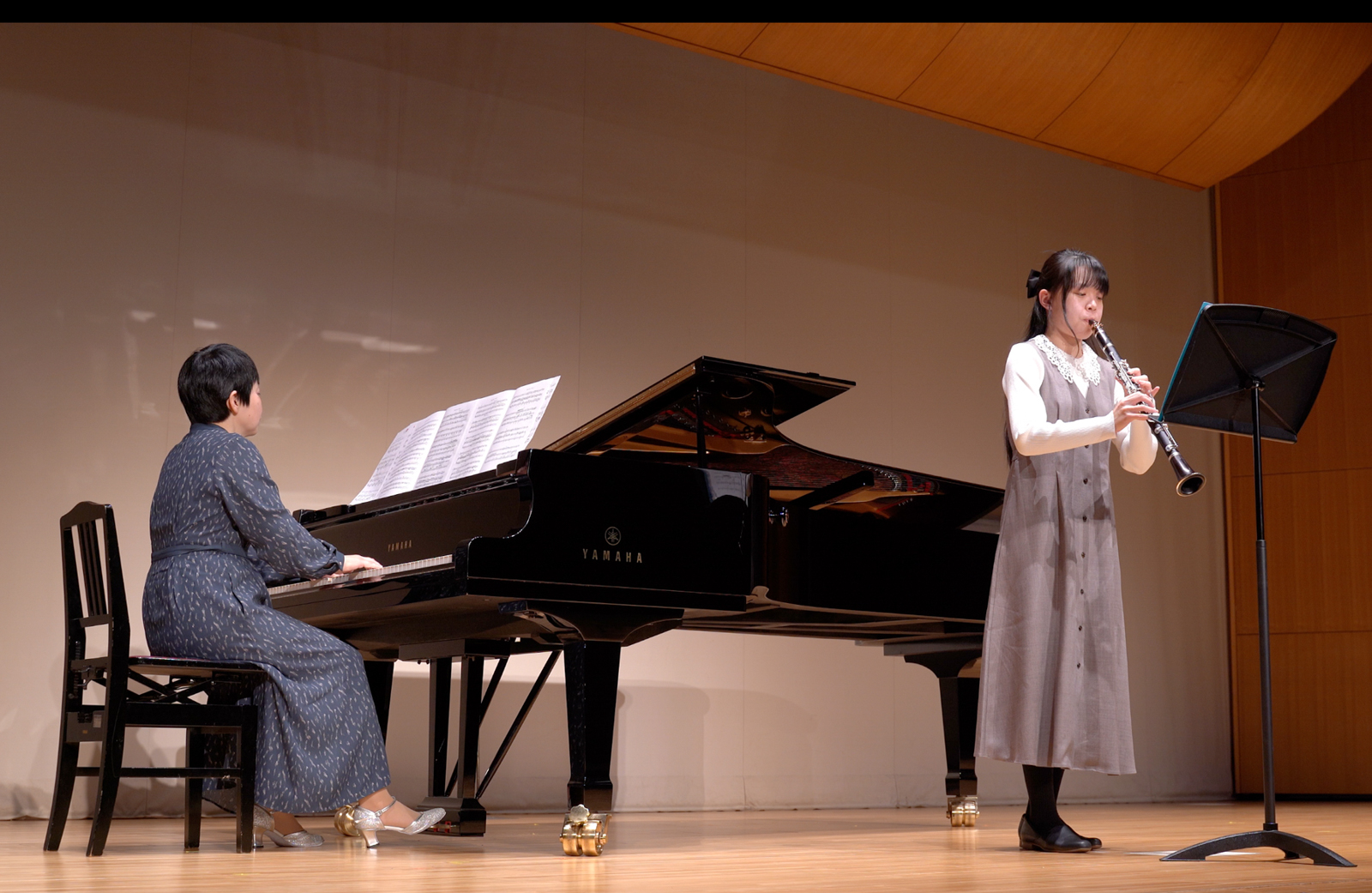 発表会でソロ演奏する生徒