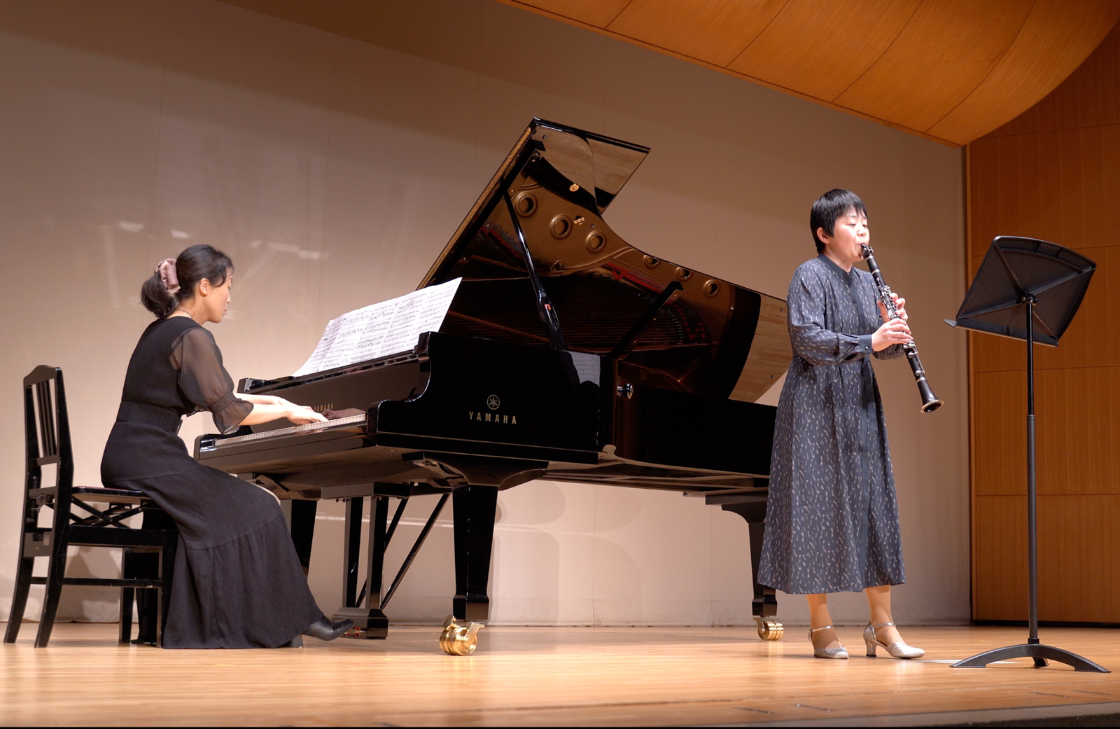 発表会でピアニストと演奏する講師