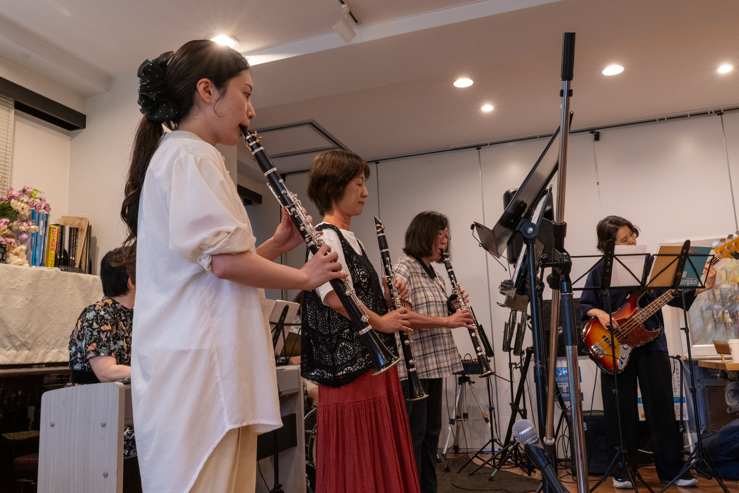 ライブ懇親会で演奏するカルガモンドのメンバー