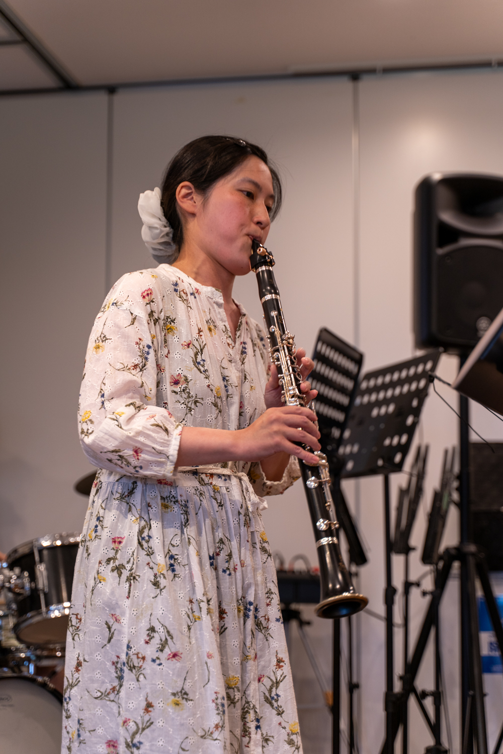 ライブ懇親会で演奏する生徒
