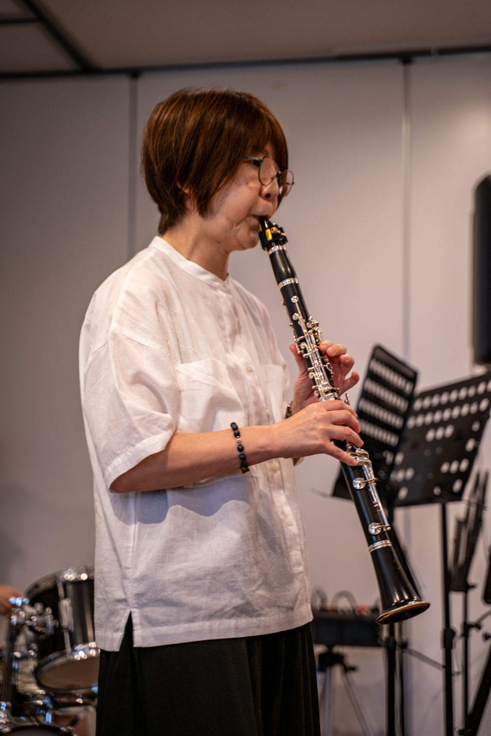 ライブ懇親会で演奏する生徒
