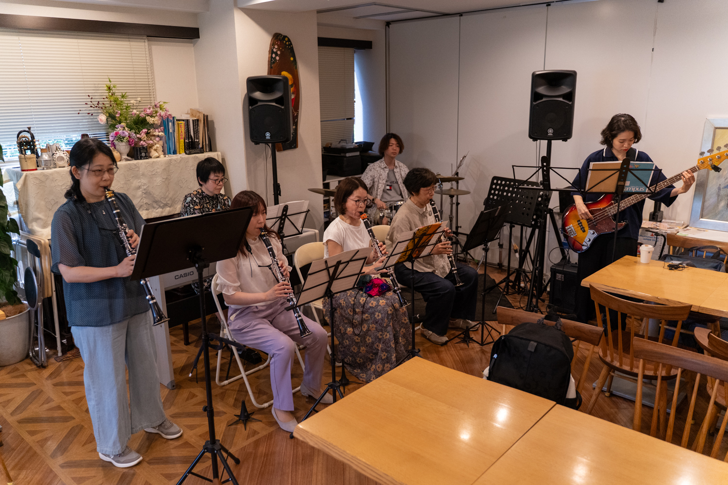 ライブ懇親会のリハーサル中のバンドメンバー